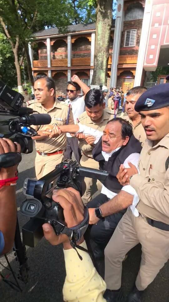 हरक सिंह रावत को पुलिस ने लिया हिरासत मे।