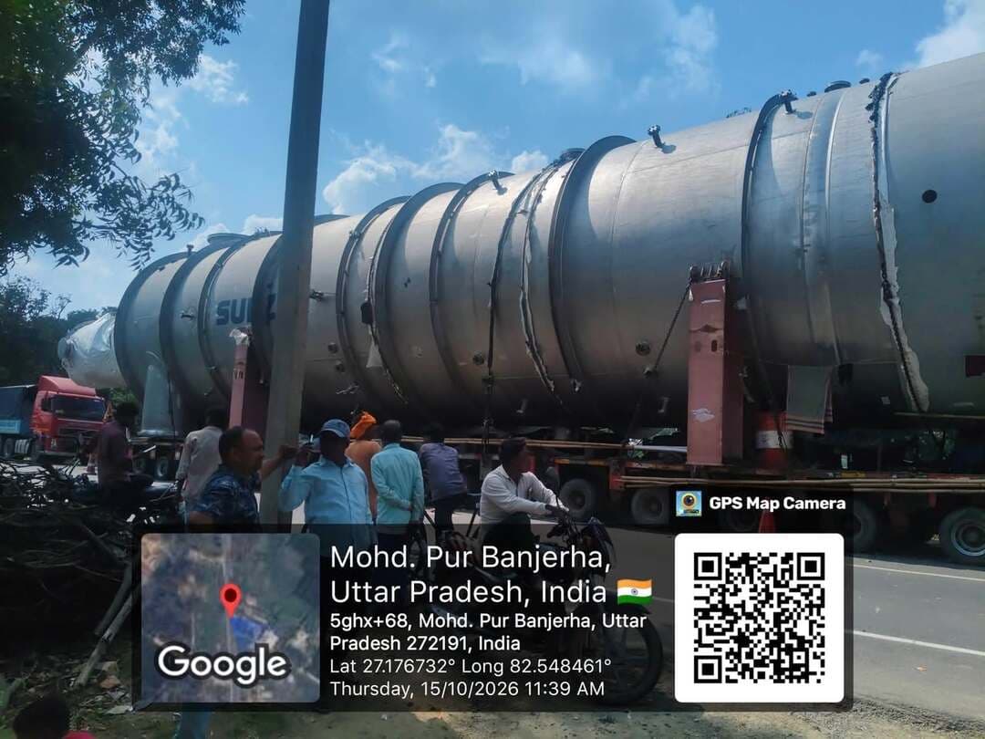 🚨 बड़ी खबर | उतरौला, बलरामपुर 🚨
🇧🇪 बेल्जियम से चला एथेनॉल प्लांट का विशालकाय पार्ट बलरामपुर जिले के उतरौला तहसील क्षेत्र में प्रवेश कर चुका है।
जनपद बलरामपुर के उतरौला में इन दिनों एक विशालकाय औद्योगिक उपकरण लोगों के आकर्षण का केंद्र बना हुआ है। बेल्जियम से चलकर आया एथेनॉल बनाने वाले प्लांट का एक बड़ा हिस्सा भारी वाहन पर लादकर लाया जा रहा है। इसकी विशालकाय बनावट और लंबाई देखकर सड़क से गुजरने वाले लोग भी इसे देखने के लिए रुक रहे हैं।
मिली जानकारी के अनुसार, एथेनॉल प्लांट का यह विशालकाय कंटेनर बक्सरिया में रात्रि विश्राम करेगा। शुक्रवार सुबह उतरौला के आसाम रोड चौराहा से होता हुआ आगे बढ़ेगा।
🚛 विशालकाय उपकरण को देखने के लिए लोगों में उत्सुकता
इस भारी-भरकम उपकरण को देखकर स्थानीय लोगों में उत्सुकता बनी हुई है। इसकी विशालकाय संरचना और विशेष परिवहन व्यवस्था लोगों का ध्यान खींच रही है। रास्ते में पड़ने वाले बाजारों और गांवों के लोगों के बीच भी इसकी चर्चा हो रही है।
अब लोगों की नजरें उतरौला के आसाम रोड चौराहे पर टिकी हैं, जहां शुक्रवार सुबह इसके पहुंचने की संभावना जताई गई है।
#उतरौला #बलरामपुर #Utraula #Balrampur