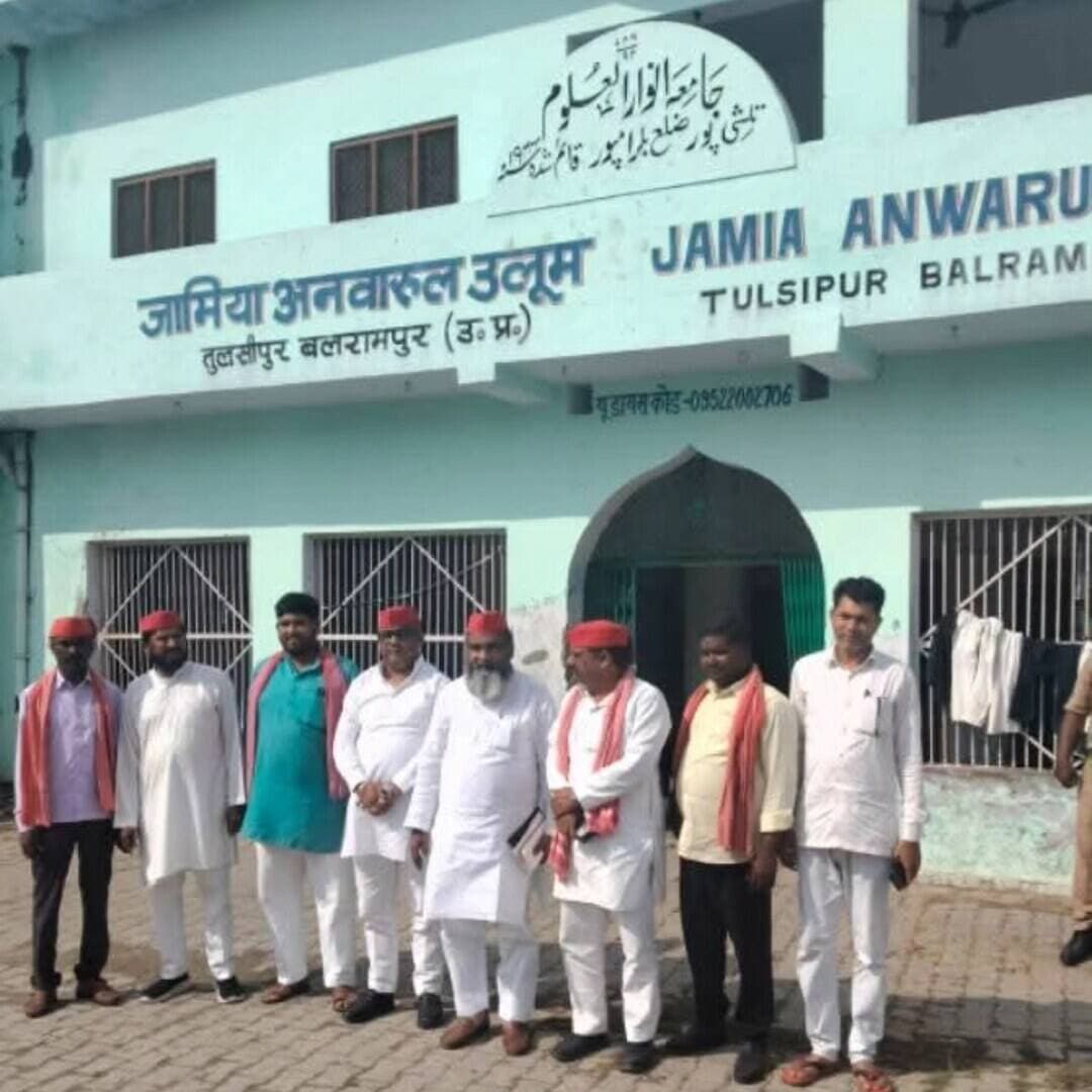 #Balrampur ! शिक्षकों के मान-सम्मान के लिए एकजुट हों: पूर्व विधायक अब्दुल मशहूद खान...
तुलसीपुर विधानसभा क्षेत्र के विद्यालयों और मदरसों में सपा नेताओं ने चलाया जनसंपर्क अभियान
शिक्षक एमएलसी प्रत्याशी डॉ. संजय त्रिपाठी के पक्ष में मतदान की जोरदार अपील
#बलरामपुर: #तुलसीपुर विधानसभा क्षेत्र में खंड शिक्षक एमएलसी प्रत्याशी डॉ. संजय त्रिपाठी के समर्थन में समाजवादी पार्टी के नेताओं ने तूफानी जनसंपर्क किया। तुलसीपुर के विभिन्न विद्यालयों और मदरसों में पहुंचकर नेताओं ने शिक्षकों से मुलाकात की और आगामी चुनाव में डॉ. त्रिपाठी के पक्ष में मतदान करने की अपील की।
जनसंपर्क अभियान का नेतृत्व कर रहे तुलसीपुर के पूर्व विधायक अब्दुल मशहूद खान ने शिक्षकों से संवाद करते हुए कहा कि शिक्षक समाज के निर्माता हैं और उनके हितों की रक्षा करना हमारा मुख्य उद्देश्य है। उन्होंने विश्वास दिलाया कि डॉ. संजय त्रिपाठी शिक्षकों की हर समस्या को मजबूती से उठाने का काम करेंगे।
इस दौरान डॉ. भानू त्रिपाठी, ओंकारनाथ पटेल, अरविंद यादव, डब्लू चतुर्भुजी यादव, संजीव यादव, आरिफ खान, हाजी साहब, सुभाष चतुर्वेदी और इकबाल जावेद फ्लावर समेत बड़ी संख्या में सपा कार्यकर्ता व समर्थक मौजूद रहे। सभी ने घर-घर और विद्यालय-विद्यालय जाकर शिक्षकों से संपर्क किया और प्रत्याशी को भारी मतों से विजयी बनाने का आह्वान किया।
#balrampur #tulsipur