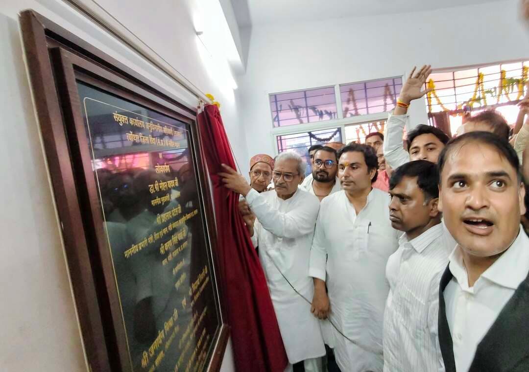 सांसद, विधायक और कलेक्टर ने किया त्योंथर तहसील भवन का लोकार्पण
सरकार और जनप्रतिनिधि लगातार जनहित के कार्य कर रहे हैं - सांसद श्री जनार्दन मिश्र
मुख्यमंत्री जी ने त्योंथर को विकास की कई सौगातें दी हैं - विधायक त्योंथर श्री सिद्धार्थ तिवारी
___________________________________________
सांसद श्री जनार्दन मिश्र, विधायक त्योंथर श्री सिद्धार्थ तिवारी राज और कलेक्टर नरेन्द्र कुमार सूर्यवंशी ने त्योंथर में नवनिर्मित संयुक्त तहसील कार्यालय भवन का लोकार्पण किया। इस अवसर पर सांसद श्री मिश्र ने कहा कि आज त्योंथर को ऐतिहासिक उपलब्धि मिली है। सरकार और जनप्रतिनिधि लगातार जनहित के कार्य कर रहे हैं। इसका लाभ आमजनता को लगातार मिल रहा है। केन्द्र तथा राज्य में एक ही दल की सरकार होने से विकास के सभी कार्य तेजी से हो रहे हैं। त्योंथर को तहसील भवन, पुल, सड़क और औद्योगिक केन्द्र की सौगात दिलाने के लिए वर्तमान विधायक श्री तिवारी तथा पूर्व विधायक श्री श्यामलाल द्विवेदी ने सराहनीय प्रयास किया। इसके लिए दोनों बधाई के पात्र हैं। सांसद ने कहा कि देश तेजी से विकास कर रहा है। प्रधानमंत्री श्री नरेन्द्र मोदी के 2047 तक देश को विकसित भारत बनाने का सपना साकार करने के लिए तेजी से काम किया जा रहा है। कई देश विरोधी ताकतें सरकार को अस्थिर करके विकास में बाधा डालने का प्रयास कर रही हैं। आमजनता इनसे सावधान रहे।
समारोह में विधायक श्री तिवारी ने कहा कि तहसील भवन तथा मीर बहरी पुल के निर्माण में कई बाधाएं आईं। मुख्यमंत्री डॉ. मोहन यादव ने सभी बाधाएं दूर कर त्योंथर का तहसील भवन और पुल की सौगात दी है। मुख्यमंत्री जी ने त्योंथर के विकास के लिए चार सौ एकड़ में औद्योगिक विकास केन्द्र बनाने, आईआईटी, स्टेडियम निर्माण तथा कई सड़कों की सौगात दी है। चौरा घाट का भी निर्माण कार्य शीघ्र पूरा कराया जाएगा। मुख्यमंत्री जी ने त्योंथर को विकास की जो सौगातें दी हैं उसके लिए मैं उनका आभार व्यक्त करता हूं। केन्द्र सरकार और राज्य सरकार की योजनाओं का भरपूर लाभ क्षेत्र की जनता को मिल रहा है। त्योंथर में हर घर में शासन की योजनाओं से लाभान्वित हितग्राही हैं। आयुष्मान योजना से गरीबों को उपचार सहायता और संबल योजना से संकट में सहारा मिल रहा है। प्रधानमंत्री श्री नरेन्द्र मोदी 25 वर्षों से जनसेवा करते हुए जनता के मसीहा बन गए हैं। उन्होंने लाखों गरीबों को पक्के मकान दिए हैं। प्रधानमंत्री जी के प्रयासों से ही अयोध्या में भगवान राम के भव्य मंदिर का निर्माण हुआ है। त्योंथर की जनता से मेरा संबंध बाबा श्रीयुत श्रीनिवास तिवारी जी के समय से है। मेरा सपना है कि त्योंथर को जिला बनाया जाए। त्योंथर की जनता के लिए मेरे मन और घर के द्वार सदैव खुले रहेंगे।
समारोह में कलेक्टर ने कहा कि त्योंथर में नवनिर्मित तहसील भवन से प्रशासनिक कार्यों में सुविधा बढ़ेगी। पक्षकारों, आमजनता, अधिवक्ताओं और प्रशासनिक अधिकारियों को कार्य करने के लिए सुखद वातावरण मिलेगा। मुख्यमंत्री जी के निर्देशों के अनुरूप पूरी भव्यता के साथ नवनिर्मित भवन का लोकार्पण किया गया है। समारोह में पूर्व विधायक श्री श्यामलाल द्विवेदी, जिला पंचायत सदस्य श्रीमती गीता माझी, त्योंथर और चाकघाट के नगर पंचायत अध्यक्ष, स्थानीय जनप्रतिनिधि गण, अधिवक्तागण तथा बड़ी संख्या में आमजन उपस्थित रहे। समारोह का समापन एसडीएम राकेश चौरसिया द्वारा आभार प्रदर्शन से हुआ।
CM Madhya Pradesh Dr Mohan Yadav Janardan Mishra Jansampark Madhya Pradesh
#Rewa #रीवा