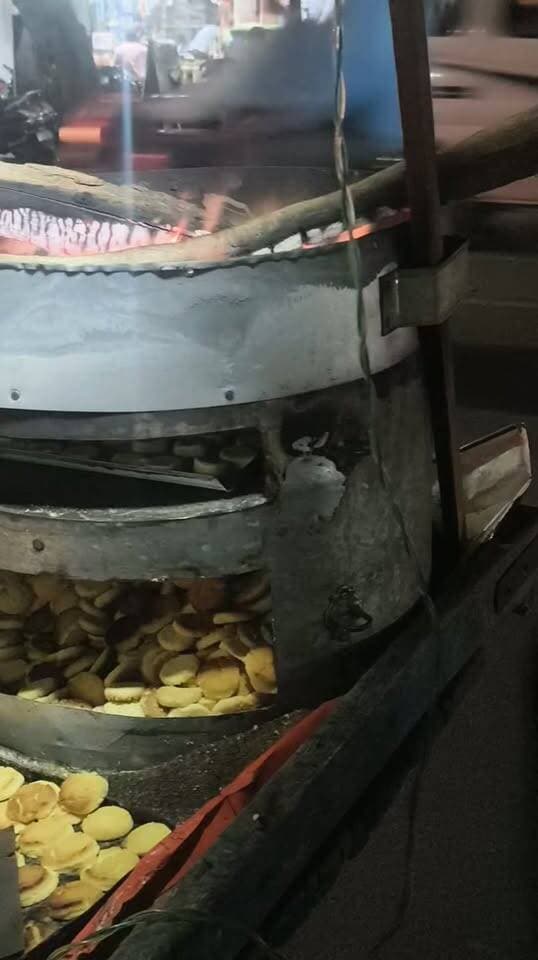 👴 Old Men Making Crispy Nan Khatai 😍🔥 | Tundla's Famous Traditional Taste ❤️
#NanKhatai #Tundla #StreetFood #TraditionalFood #FoodLovers #agra #Firozabad