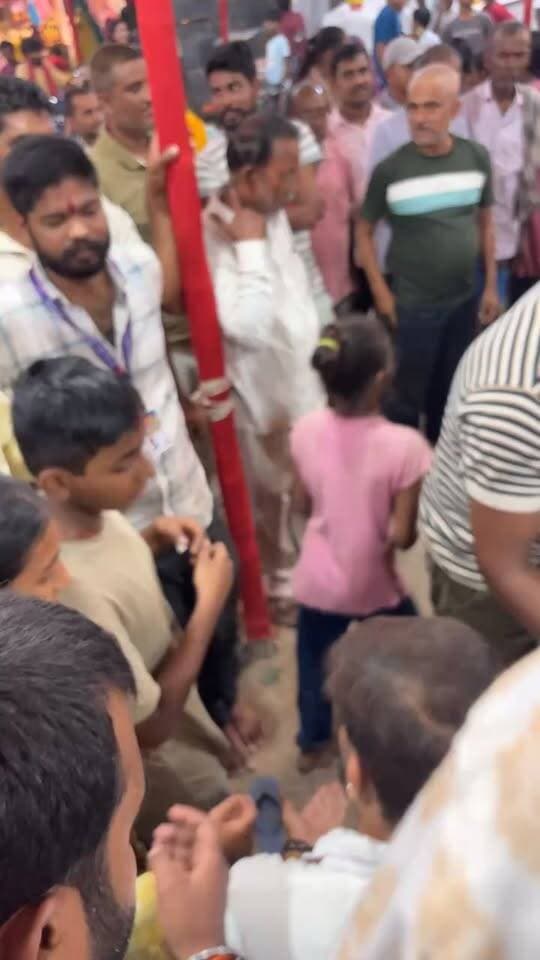आरती के बाद महाप्रसाद का वितरण