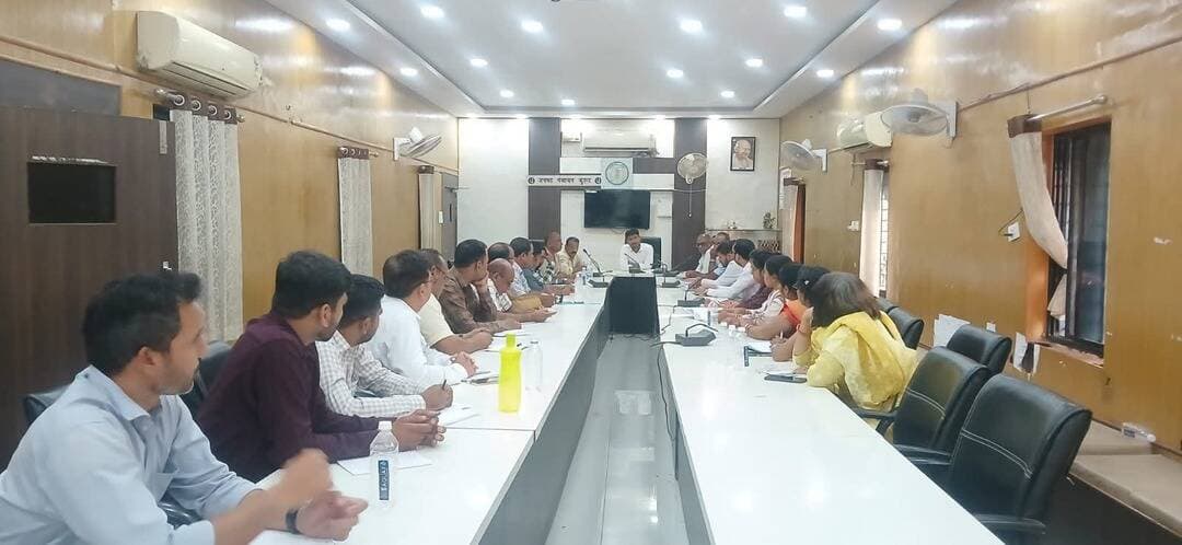 महाविद्यालयों में प्रतियोगी परीक्षाओं की तैयारी के लिए लगेंगी विशेष कक्षाएं, नवंबर में होगा युवा फेस्ट
कलेक्टर अबिनाश मिश्रा के निर्देश पर एसडीएम पीयूष तिवारी ने ली प्राचार्यों की बैठक, रोजगारपरक शिक्षा और कौशल विकास पर दिया जोर
<nis:link nis:type=tag nis:id=dhamtari nis:value=dhamtari nis:enabled=true nis:link/> <nis:link nis:type=tag nis:id=competitiveexams nis:value=CompetitiveExams nis:enabled=true nis:link/> <nis:link nis:type=tag nis:id=skilldevelopment nis:value=SkillDevelopment nis:enabled=true nis:link/>
CMO Chhattisgarh DPR Chhattisgarh
