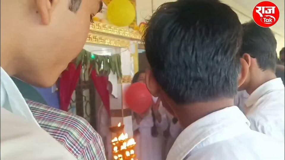 सरस्वती उच्चतर माध्यमिक विद्यालय देवेंद्रनगर में माँ सरस्वती को अर्पित किया छप्पन भोग, हुई महाआरती