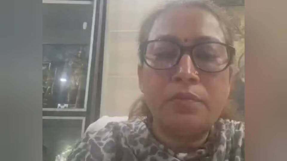 कैबिनेट मंत्री रेखा आर्य ने पति पर धोखाधड़ी और जान से मारने की साजिश का लगाया आरोप, कैंट थाने में FIR दर्ज
मंत्री रेखा आर्य की तबीयत खराब अस्पताल में भर्ती।