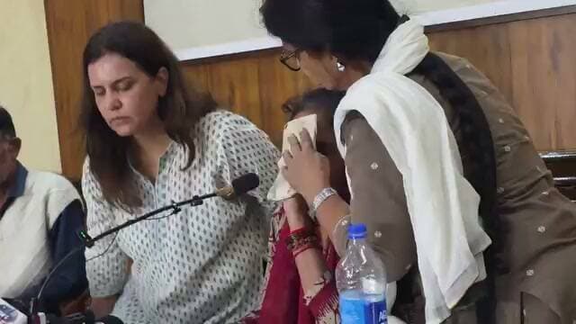 अंकिता भंडारी की मां प्रेस कांफ्रेंस में फूट-फूटकर रोने लगी।
#AnkitaBhandari #DroupadiMurmu