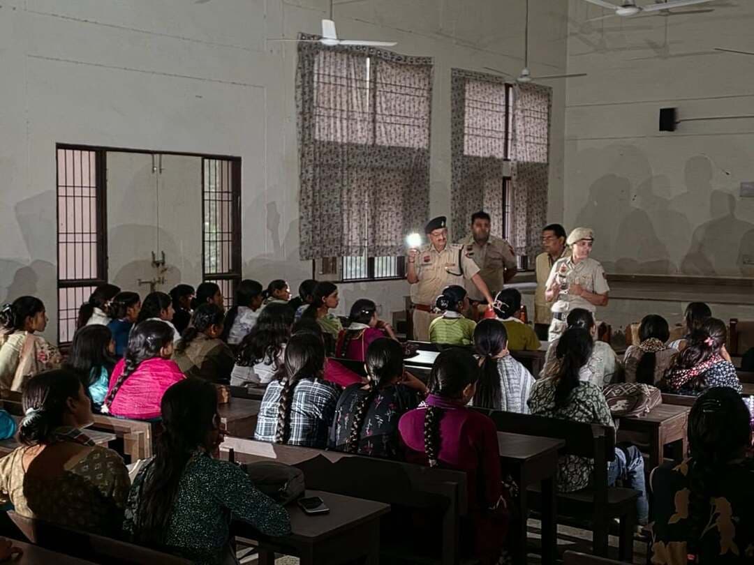 राष्ट्रीय साइबर जागरूकता माह: 15वें दिन पलवल पुलिस ने 'इन्वेस्टमेंट व ट्रेडिंग फ्रॉड' के प्रति आमजन व विद्यार्थियों को किया सतर्क।
Aonenews अरविन्द बक्शी
डिजिटल दुनिया में सुरक्षित रहने के लिए सतर्कता और सही जानकारी ही सबसे बड़ा सुरक्षा चक्र है-दीप्ति गर्ग, एसपी पलवल ।
पलवल: पुलिस अधीक्षक पलवल दीप्ति गर्ग, आईपीएस के कुशल मार्गदर्शन में जिला पुलिस द्वारा पूरे अक्टूबर माह को राष्ट्रीय साइबर जागरूकता माह के रूप में मनाते हुए मेगा साइबर जागरूकता अभियान निरंतर चलाया जा रहा है। इसी कड़ी में अभियान के 15वें दिन (15 अक्टूबर) को "इन्वेस्टमेंट व ट्रेडिंग फ्रॉड" (Investment & Trading Fraud) विषय पर विशेष ध्यान केंद्रित करते हुए जिला के विभिन्न महाविद्यालयों और शैक्षणिक संस्थानों में विशेष जागरूकता कार्यक्रमों का आयोजन किया गया।
*अभियान के 15वें दिन के निर्धारित विषय के तहत जागरूकता:*
अभियान के 15वें दिन के निर्धारित थीम के अनुसार, पुलिस टीमों ने नागरिकों, युवाओं और कॉलेज के छात्र-छात्राओं को ऑनलाइन ट्रेडिंग और फर्जी निवेश योजनाओं के खतरों से सावधान किया। पुलिस अधिकारियों ने बताया कि साइबर ठग व्हाट्सएप और टेलीग्राम ग्रुप्स के जरिए लोगों को आकर्षित करते हैं, जहां वे फर्जी प्रोफाइल्स बनाकर ट्रेडिंग में भारी मुनाफे के झूठे स्क्रीनशॉट साझा करते हैं। साइबर अपराधी सेबी (SEBI) से अपंजीकृत फर्जी मोबाइल एप्लिकेशन और पोर्टफोलियो बनाकर दिखाते हैं कि पीड़ित को बहुत बड़ा मुनाफा हो रहा है।
शुरुआत में विश्वास जीतने के लिए ठग पीड़ितों को छोटी रकम निकालने की अनुमति देते हैं, लेकिन जैसे ही व्यक्ति लालच में आकर मोटी रकम का निवेश करता है, वे निकासी पर रोक लगा देते हैं और टैक्स या कमीशन के नाम पर और पैसों की मांग कर पूरी पूंजी हड़प लेते हैं। पुलिस टीमों ने स्पष्ट किया कि बिना जोखिम के गारंटीड भारी रिटर्न का दावा हमेशा वित्तीय धोखाधड़ी का संकेत होता है। नागरिकों को हमेशा सेबी द्वारा अधिकृत और विनियमित प्लेटफॉर्म्स के माध्यम से ही निवेश करने की सलाह दी गई।
-राजकीय कन्या महाविद्यालय बडोली (चांदहट) क्षेत्र: चांदहट थाना प्रभारी निरीक्षक अश्विनी कुमार की टीम ने राजकीय कन्या महाविद्यालय बदोली में साइबर जागरूकता कार्यक्रम का आयोजन किया गया। इस दौरान छात्राओं और कॉलेज स्टाफ को ऑनलाइन फ्रॉड, सोशल मीडिया सेफ्टी और निवेश से जुड़े घोटालों के प्रति विस्तार से जागरूक किया गया।
*डॉ. बी.आर. अम्बेडकर कॉलेज पलवल: साइबर क्राइम पुलिस स्टेशन पलवल की विशेषज्ञ टीम द्वारा डॉ. बी.आर. अम्बेडकर कॉलेज पलवल में विशेष जागरूकता सत्र का आयोजन किया गया। पुलिस अधिकारियों ने कॉलेज के विद्यार्थियों को फर्जी ट्रेडिंग ऐप्स, पार्ट-टाइम जॉब स्कैम और डिजिटल वित्तीय सुरक्षा के नियमों से अवगत कराया।
1930 हेल्पलाइन नंबर और त्वरित कार्रवाई का महत्व:
विभिन्न कार्यक्रमों के दौरान उपस्थित युवाओं को राष्ट्रीय साइबर हेल्पलाइन नंबर 1930 और आधिकारिक साइबर पोर्टल (www.cybercrime.gov.in) के बारे में विस्तार से बताया गया। पुलिस ने जोर देकर कहा कि यदि कोई व्यक्ति किसी भी प्रकार की साइबर धोखाधड़ी का शिकार होता है, तो बिना किसी झिझक या देरी के तुरंत 1930 पर कॉल करें। प्रारंभिक घंटों यानी गोल्डन आवर्स में शिकायत मिलने पर ठगी गई राशि को त्वरित कार्रवाई करते हुए बैंक स्तर पर होल्ड या रिकवर कराया जा सकता है।
पुलिस अधीक्षक दीप्ति गर्ग, आईपीएस ने बताया कि डिजिटल दुनिया में सुरक्षित रहने के लिए सतर्कता और सही जानकारी ही सबसे बड़ा सुरक्षा चक्र है। पलवल पुलिस का यह साइबर जागरूकता अभियान पूरे माह लगातार जारी रहेगा ताकि जिले के प्रत्येक नागरिक और युवा को साइबर अपराधों से सुरक्षित रखा जा सके।