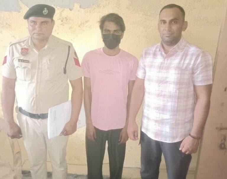 एवीटी स्टाफ हथीन टीम ने मोटरसाइकिल चोरी मामले में आरोपी धरा, चोरी की गई मोटरसाइकिल बरामद।
Aonenews अरविन्द बक्शी
पलवल: पुलिस अधीक्षक पलवल दीप्ति गर्ग, आईपीएस के कुशल मार्गदर्शन में अपराध एवं अपराधियों पर अंकुश लगाने के लिए चलाए जा रहे विशेष अभियान के तहत पलवल पुलिस की एंटी व्हीकल थेफ्ट (एवीटी) स्टाफ हथीन टीम ने त्वरित कार्रवाई करते हुए मोटरसाइकिल चोरी के मामले में एक आरोपी को गिरफ्तार करने में सफलता हासिल की है। पुलिस ने आरोपी के कब्जे से चोरीशुदा मोटरसाइकिल भी बरामद कर ली है। आरोपी की पहचान खालीद उर्फ खल्ली पुत्र शहीद, निवासी सालाका, थाना तावडू, जिला नूहं के रूप में हुई है।
एवीटी स्टाफ हथीन प्रभारी P/SI तेजपाल सिंह ने बताया कि दिनांक 12 अक्टूबर 2026 को कुलदीप चौहान निवासी गांव मित्रौल, जिला पलवल ने थाना मुंडकटी में शिकायत दर्ज कराई थी कि दिनांक 10 अक्टूबर 2026 की सुबह वह अपनी मोटरसाइकिल (मार्का हीरो स्पलेंडर, नंबर UP85B0 2358) पर दौड़ का अभ्यास करने के लिए अपने घर से सरकारी स्कूल के पास सर्विस रोड पर गया था। उसने अपनी मोटरसाइकिल बस अड्डे के पास दुकान के सामने खड़ी की थी, जिसे कोई अज्ञात चोर चोरी करके ले गया। इस शिकायत के आधार पर थाना मुंडकटी में अज्ञात के खिलाफ मुकदमा दर्ज कर जांच शुरू की गई थी।
मामले में एवीटी स्टाफ हथीन के प्रधान सिपाही मुनफैद ने तफ्तीश के दौरान दिनांक 14 अक्टूबर 2026 को गुप्त सूचना के आधार पर कार्रवाई करते हुए हथीन-उटावड़ रोड बाईपास से आरोपी को काबू किया।
पकड़े गए आरोपी की पहचान खालीद उर्फ खल्ली उपरोक्त के रूप में हुई है। पुलिस ने आरोपी के कब्जे से चोरी की गई मोटरसाइकिल (मार्का हीरो स्पलेंडर) बरामद कर ली है।
आरोपी को अदालत में पेश कर न्यायिक हिरासत में भेजने की प्रक्रिया की जा रही है।
पुलिस अधीक्षक दीप्ति गर्ग, आईपीएस ने कहा कि जिले में आपराधिक गतिविधियों और वाहन चोरी में संलिप्त तत्वों के खिलाफ अभियान लगातार जारी रहेगा। किसी भी अपराधी को बख्शा नहीं जाएगा। आमजन से भी अपील है कि वे अपने वाहनों को सुरक्षित स्थान पर ही खड़ा करें और किसी भी संदिग्ध गतिविधि की जानकारी तुरंत पुलिस को दें।