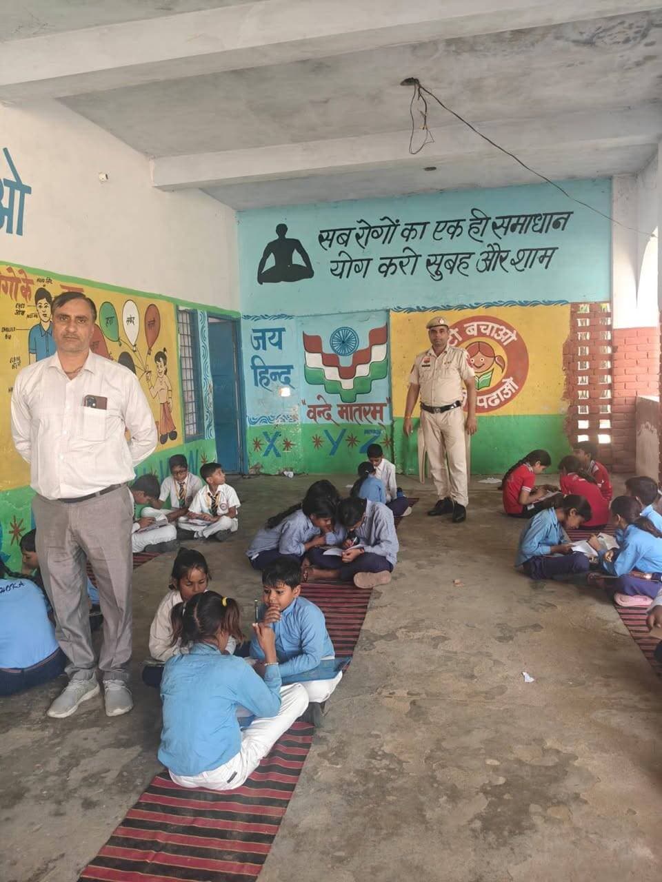 सड़क सुरक्षा ज्ञान प्रतियोगिता: स्कूल स्तर पर अव्वल रहे विद्यार्थियों ने अब ब्लॉक स्तर पर दी परीक्षा, करीब 2000 छात्रों ने लिया हिस्सा- नरेंद्र खटाना, डीएसपी मुख्यालय पलवल।*
Aonenews अरविन्द बक्शी
*यातायात नियमों की जानकारी ही सुरक्षित भविष्य की नींव, पहले राउंड के विजेता छात्र बने सड़क सुरक्षा के रोल मॉडल- नरेंद्र खटाना, डीएसपी मुख्यालय।
पुलिस अधीक्षक दीप्ति गर्ग, आईपीएस का संदेश: बचपन में सीखे गए नियम जीवनभर बनाते हैं सुरक्षित, विद्यार्थी बनें समाज में ट्रैफिक अनुशासन के अग्रदूत।
पुलिस प्रवक्ता ने जानकारी देते हुए बताया कि अतिरिक्त पुलिस महानिदेशक यातायात एवं हाईवे (हरियाणा) करनाल के दिशा-निर्देशों के अनुसार तथा पुलिस अधीक्षक डॉ. दीप्ति गर्ग, आईपीएस के कुशल मार्गदर्शन में जिला में चलाई जा रही सड़क सुरक्षा मुहिम के तहत 14 अक्टूबर को ब्लॉक स्तरीय सड़क सुरक्षा प्रतियोगिता का सफल आयोजन किया गया। इस परीक्षा के सुचारू संचालन के लिए श्री नरेंद्र खटाना, डीएसपी मुख्यालय पलवल एवं थाना यातायात प्रभारी निरीक्षक रविकांत द्वारा शिक्षा विभाग के अधिकारियों के साथ समन्वय स्थापित कर सभी पुख्ता प्रबंध किए गए थे।
जानकारी देते हुए श्री नरेंद्र खटाना, डीएसपी मुख्यालय पलवल ने बताया कि गत 31 अगस्त को आयोजित प्रथम राउंड (स्कूल स्तर) की परीक्षा में जिला के 1114 शिक्षण संस्थानों से 2 लाख 25 हज़ार 300 विद्यार्थियों ने भाग लिया था। प्रथम राउंड में आयोजित तीनों लेवल (लेवल-1, लेवल-2 एवं लेवल-3) में अपनी-अपनी कक्षाओं व स्कूलों में प्रथम, द्वितीय एवं तृतीय स्थान प्राप्त करने वाले मेधावी विद्यार्थियों ने ही आज दूसरे राउंड के तहत ब्लॉक स्तरीय परीक्षा में हिस्सा लिया। पूरे जिले के विभिन्न ब्लॉकों से करीब 2000 चयनित विद्यार्थियों ने पूरे उत्साह के साथ यातायात नियमों पर आधारित यह परीक्षा दी।
डीएसपी मुख्यालय ने कहा कि प्रतियोगिता का मुख्य उद्देश्य नई पीढ़ी को बचपन से ही यातायात नियमों व सड़क सुरक्षा के प्रति सजग व जिम्मेदार नागरिक बनाना है। स्कूल स्तर पर अव्वल रहकर ब्लॉक स्तर पर पहुंचे ये सभी विद्यार्थी सड़क सुरक्षा अभियान के सच्चे ब्रांड एंबेसडर हैं। इस ब्लॉक स्तरीय परीक्षा में उत्कृष्ट प्रदर्शन करने वाले विद्यार्थियों को आगामी जिला स्तरीय प्रतियोगिता में भाग लेने का अवसर मिलेगा और उन्हें सम्मानित भी किया जाएगा।
*पुलिस अधीक्षक दीप्ति गर्ग, आईपीएस का संदेश:*
पुलिस अधीक्षक दीप्ति गर्ग, आईपीएस ने सभी प्रतिभागी विद्यार्थियों को शुभकामनाएं देते हुए कहा कि सड़क सुरक्षा केवल एक विषय या परीक्षा नहीं, बल्कि जीवन की रक्षा का अनिवार्य संस्कार है। उन्होंने कहा, "विद्यार्थी हमारे समाज की रीढ़ और आने वाला कल हैं। बचपन में सीखे गए यातायात नियम और अनुशासन जीवनपर्यंत सुरक्षित राह दिखाते हैं। मुझे गर्व है कि जिले के करीब सवा दो लाख बच्चों में से चयनित होकर लगभग 2000 मेधावी छात्र ब्लॉक स्तर पर पहुंचे हैं। ये सभी बच्चे अपने-अपने क्षेत्रों में ट्रैफिक नियमों के पालन का संदेश लेकर एक सुरक्षित समाज के निर्माण में अग्रदूत साबित होंगे।" एसपी महोदया ने विद्यार्थियों से आह्वान किया कि वे स्वयं नियमों की पालना करने के साथ-साथ अपने अभिभावकों, परिजनों और पड़ोसियों को भी हेलमेट, सीट बेल्ट के प्रयोग और गति सीमा का ध्यान रखने के लिए निरंतर प्रेरित करें।
डीएसपी मुख्यालय पलवल ने विद्यार्थियों व अभिभावकों को पुनः सचेत करते हुए कहा कि 18 वर्ष से कम उम्र के छात्र-छात्राएं किसी भी सूरत में वाहन न चलाएं। अंडर-एज ड्राइविंग न केवल गैर-कानूनी है बल्कि जानलेवा भी साबित होती है। यदि कोई नाबालिग वाहन चलाते पाया जाता है तो वाहन मालिक व अभिभावक के खिलाफ सख्त कानूनी कार्रवाई अमल में लाई जा रही है। उन्होंने अपील की कि दोपहिया वाहन चालक हमेशा मानक हेलमेट पहनें, रॉन्ग साइड ड्राइविंग न करें, वाहन चलाते समय मोबाइल का प्रयोग न करें और चार पहिया वाहन में सीट बेल्ट अवश्य लगाएं।