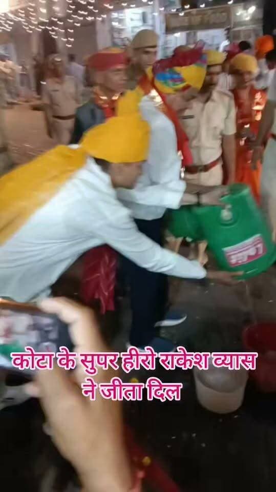 🔴 कोटा के सुपरहीरो राकेश व्यास ने जीता दिल!
🐘 हाथी को लगी प्यास तो अग्निशमन अधिकारी राकेश व्यास बने मददगार। इंसानियत और जीवों के प्रति संवेदनशीलता की मिसाल पेश करते हुए उन्होंने हाथी की प्यास बुझाई। उनके इस मानवीय अंदाज ने लोगों का दिल जीत लिया।
सलाम है ऐसे जज्बे को! ❤️
#Kota #RakeshVyas #Humanity