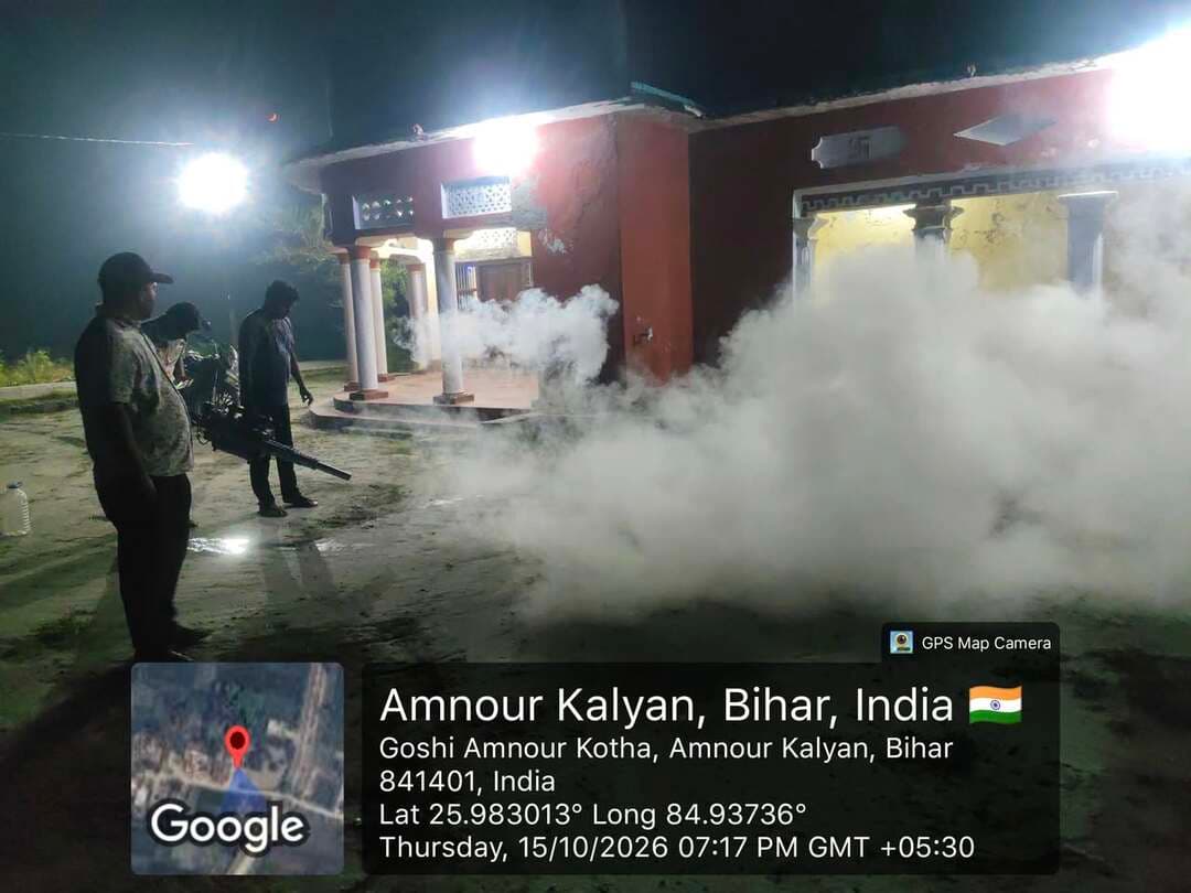 बाढ़ प्रभावित क्षेत्रों में संक्रमणजन्य एवं मच्छरजनित बीमारियों की रोकथाम के लिए स्वच्छता अभियान तेज
सारण, 15 अक्टूबर 2026। बाढ़ के बाद उत्पन्न संभावित संक्रमणजन्य एवं मच्छरजनित बीमारियों की रोकथाम के उद्देश्य से सारण जिले के बाढ़ प्रभावित क्षेत्रों में साफ-सफाई, ब्लीचिंग पाउडर के छिड़काव तथा फॉगिंग का कार्य लगातार कराया जा रहा है। इस अभियान का मुख्य उद्देश्य जलजमाव एवं गंदगी से उत्पन्न स्वास्थ्य संबंधी जोखिमों को कम करना तथा आमजन को सुरक्षित एवं स्वच्छ वातावरण उपलब्ध कराना है।
बाढ़ के बाद विभिन्न स्थानों पर जमा गंदा पानी, कचरा एवं नालियों की गंदगी मच्छरों के प्रजनन को बढ़ावा दे सकती है। इससे डेंगू, मलेरिया जैसी मच्छरजनित बीमारियों के साथ-साथ दूषित जल एवं अस्वच्छता के कारण डायरिया तथा अन्य संक्रमणों का खतरा बढ़ सकता है। इसे ध्यान में रखते हुए प्रभावित क्षेत्रों में नियमित सफाई, आवश्यकतानुसार ब्लीचिंग पाउडर का छिड़काव तथा मच्छरों के नियंत्रण के लिए फॉगिंग कराई जा रही है।
जिला प्रशासन की अपील एवं जनहित में आवश्यक सावधानियां
जिला प्रशासन ने आम नागरिकों से अपील की है कि वे अपने घरों एवं आसपास साफ-सफाई बनाए रखें, कूड़ा-कचरा खुले स्थानों पर न फेंकें तथा नालियों को अवरुद्ध न होने दें। घरों के आसपास, गमलों, पुराने टायरों, टूटे बर्तनों एवं अन्य पात्रों में पानी जमा न होने दें, क्योंकि ठहरा हुआ पानी मच्छरों के प्रजनन का प्रमुख कारण बन सकता है। पेयजल को ढककर रखें तथा बाढ़ के बाद दूषित होने की आशंका वाले पानी का सेवन न करें। आवश्यकता पड़ने पर पानी को उबालकर या सुरक्षित पेयजल के अन्य उपयुक्त स्रोतों से प्राप्त पानी का उपयोग करें। भोजन को ढककर रखें और व्यक्तिगत स्वच्छता का विशेष ध्यान दें।
फॉगिंग के दौरान नागरिक संबंधित कर्मियों के निर्देशों का पालन करें तथा छिड़काव के समय बच्चों, बुजुर्गों और सांस संबंधी परेशानी वाले व्यक्तियों को विशेष सावधानी बरतने दें। ब्लीचिंग पाउडर एवं अन्य रसायनों का उपयोग केवल निर्धारित तरीके से किया जाना चाहिए। बुखार, उल्टी-दस्त अथवा अन्य संक्रमण के लक्षण दिखाई देने पर नजदीकी स्वास्थ्य केंद्र से संपर्क करें।
स्वच्छता ही सुरक्षित स्वास्थ्य का आधार
जिला प्रशासन ने स्पष्ट किया है कि स्वच्छता अभियान की सफलता प्रशासनिक प्रयासों के साथ-साथ जनसहभागिता पर भी निर्भर करती है। नियमित सफाई, जलजमाव की रोकथाम, सुरक्षित पेयजल और व्यक्तिगत स्वच्छता अपनाकर संक्रमण के खतरे को काफी हद तक कम किया जा सकता है। प्रशासन का उद्देश्य बाढ़ के बाद सामान्य जनजीवन को सुरक्षित बनाना तथा संभावित बीमारियों के प्रसार को रोकते हुए स्वस्थ वातावरण सुनिश्चित करना है। आमजन से अपील है कि वे स्वच्छता संबंधी निर्देशों का पालन करें और इस अभियान में सक्रिय सहयोग दें।