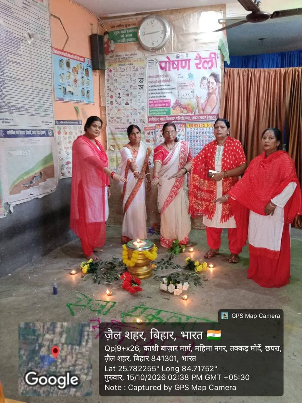 आज दिनांक-15.10.2026 को सेवा संकल्प अभियान के तहत जिला पदाधिकारी सारण श्री वैभव श्रीवास्तव के आदेशानुसार सभी आँगनबाड़ी केन्द्रों पर आंगनवाड़ी सेविका द्वारा रंगोली कार्यक्रम आयोजित करते हुए आमजनों को आँगनबाड़ी केन्द्र से दी जाने वाली सेवाओं पूरक पोषाहार, स्कूल पूर्व शिक्षा, पोषण एवं स्वास्थ्य, टीकाकरण, स्वास्थ्य जाँच एवं रेफरल सेवाएँ तथा प्रधानमंत्री मातृ वंदना योजना एवं मुख्यमंत्री कन्या उत्थान योजना के संदर्भ में जानकारी दी गई। साथ ही पोषण एवं स्वास्थ्य तथा साफ-सफाई पर विशेष ध्यान देने के संबंध में जागरूक किया गया।