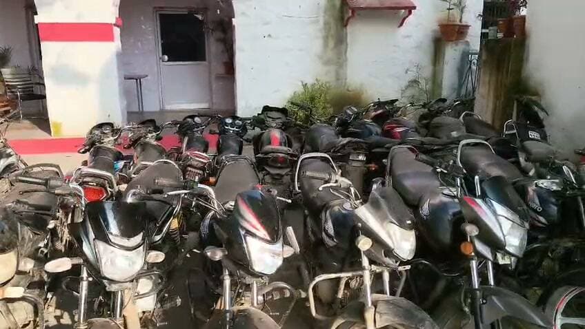 गुना पुलिस की बडी सफलता, बाईक चोर गिरोह का पर्दाफाश
राघौगढ थाना पुलिस की सतर्कता से तीन शातिर बाईक चोर गिरफ्तार
गुना के विभिन्न थाना क्षेत्रों के अलावा इंदौर, भोपाल, राजस्थान से चोरी कुल 20 मोटर सायकिलें (कीमत करीब 18 लाख) बरामद SP Guna MP