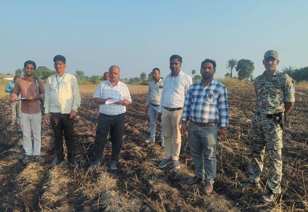 नरवाई जलाने पर प्रशासन सख्त दो किसानों पर कार्रवाई
..
कुरवाई, सिरोंज और नटेरन विकासखंडों में मौके पर पहुंचकर प्रशासनिक दल ने की जांच, किसानों को नरवाई प्रबंधन का दिया संदेश
..
जिले में फसल अवशेष नरवाई जलाने की घटनाओं को रोकने के लिए जिला प्रशासन द्वारा सख्ती बरती जा रही है। कलेक्टर श्री अंशुल गुप्ता ने जिले में नरवाई नहीं जलाने के स्पष्ट निर्देश दिए हैं। इन निर्देशों के बावजूद खरीफ फसल सोयाबीन एवं मक्का की कटाई के बाद खेतों में नरवाई जलाने की घटनाएं सामने आने पर प्रशासन ने तत्काल कार्रवाई की है।
कलेक्टर श्री अंशुल गुप्ता के निर्देश पर कृषि एवं राजस्व विभाग के अधिकारियों के दल ने विभिन्न क्षेत्रों में मौके पर पहुंचकर नरवाई जलाने की घटनाओं का निरीक्षण किया। उप संचालक कृषि श्री सचिन जैन, कृषि यंत्री श्री राहुल खातरकर, तहसीलदार कुरवाई श्री संदीप शर्मा सहित राजस्व निरीक्षक, कृषि विस्तार अधिकारी एवं राजस्व और कृषि विभाग के मैदानी अमले द्वारा संबंधित क्षेत्रों में पहुंचकर घटनाओं का सत्यापन किया गया।
तीन विकासखंडों में सात घटनाएं दर्ज -
जिले में नरवाई जलाने की कुल सात घटनाएं मौके पर दर्ज की गई हैं। इनमें विकासखंड कुरवाई के ग्राम माला, रोशन पिपरिया, वीरपुर एवं करेई बेरखेड़ी में कुल चार घटनाएं, विकासखंड सिरोंज के ग्राम रूसलली दामा में एक तथा विकासखंड नटेरन के ग्राम फुफेर में एक घटना दर्ज की गई। संबंधित स्थानों पर प्रशासनिक दल द्वारा मौके का निरीक्षण कर पंचनामे तैयार किए गए।
दो किसानों पर प्रतिबंधात्मक एवं दंडात्मक कार्रवाई -
मौके पर संबंधित किसानों को नरवाई जलाने से होने वाले नुकसान की जानकारी देते हुए भविष्य में नरवाई नहीं जलाने की समझाइश दी गई। कुरवाई एवं सिरोंज के तहसीलदारों द्वारा दो किसानों के विरुद्ध प्रतिबंधात्मक एवं दंडात्मक आदेश जारी किए गए हैं। प्रशासन ने स्पष्ट किया है कि नरवाई जलाने की घटनाओं पर आगे भी नियमानुसार सख्त कार्रवाई की जाएगी।
नरवाई से भूसा और जैविक खाद बनाने की दी जानकारी -
प्रशासनिक दल ने किसानों को नरवाई के उचित प्रबंधन के विकल्पों की जानकारी भी दी। किसानों को बताया गया कि नरवाई को जलाने के स्थान पर उससे भूसा तैयार कर नजदीकी गौशालाओं में भेजा जा सकता है। साथ ही डीकंपोजर के उपयोग से खेत में ही फसल अवशेष को जैविक खाद में परिवर्तित किया जा सकता है। मौके पर उपस्थित कृषकों को नरवाई न जलाने और उसे गौशालाओं तक पहुंचाने का संकल्प भी दिलाया गया।
नरवाई जलाने से मिट्टी की उर्वरता और पर्यावरण पर असर -
अधिकारियों ने किसानों को बताया कि नरवाई जलाने से खेत की उपजाऊ मिट्टी को नुकसान पहुंचता है। आग के कारण मिट्टी में मौजूद उपयोगी जीवाणु एवं सूक्ष्म जीव नष्ट होते हैं, जिससे मृदा स्वास्थ्य प्रभावित होता है। इसके अलावा नरवाई जलाने से वायु प्रदूषण बढ़ता है तथा तेज हवा के दौरान आग आसपास के खेतों और फसलों तक फैलने की आशंका बनी रहती है।
गांव-गांव चौपाल लगाकर किया जाएगा जागरूक -
नरवाई जलाने की घटनाओं की पुनरावृत्ति रोकने के लिए जिला प्रशासन द्वारा व्यापक जनजागरूकता अभियान चलाया जाएगा। गांव-गांव में चौपाल आयोजित कर किसानों को नरवाई प्रबंधन के वैज्ञानिक एवं उपयोगी तरीकों की जानकारी दी जाएगी। चौपालों में नरवाई जलाने से होने वाले नुकसान और उसके बेहतर प्रबंधन से संबंधित वीडियो भी दिखाए जाएंगे, ताकि किसान व्यावहारिक रूप से इसके दुष्परिणामों और वैकल्पिक उपायों को समझ सकें।
कृषि यंत्रों से करें नरवाई का प्रबंधन -
प्रशासन ने किसानों से अपील की है कि वे फसल अवशेषों को जलाने के बजाय रोटावेटर, सुपर सीडर, हैप्पी सीडर सहित अन्य कृषि यंत्रों का उपयोग कर नरवाई का उचित प्रबंधन करें। इससे खेत की मिट्टी की गुणवत्ता बनाए रखने के साथ ही पर्यावरण संरक्षण में भी मदद मिलेगी।
जिला प्रशासन ने किसानों से अपील की है कि वे नरवाई न जलाएं और फसल अवशेषों का वैज्ञानिक एवं पर्यावरण हितैषी तरीके से प्रबंधन करें। प्रशासन द्वारा नरवाई जलाने की घटनाओं की सतत निगरानी की जा रही है तथा नियमों का उल्लंघन करने वालों के विरुद्ध आगे भी प्रतिबंधात्मक एवं दंडात्मक कार्रवाई जारी रहेगी। <nis:link nis:type=tag nis:id=vidisha nis:value=vidisha nis:enabled=true nis:link/>