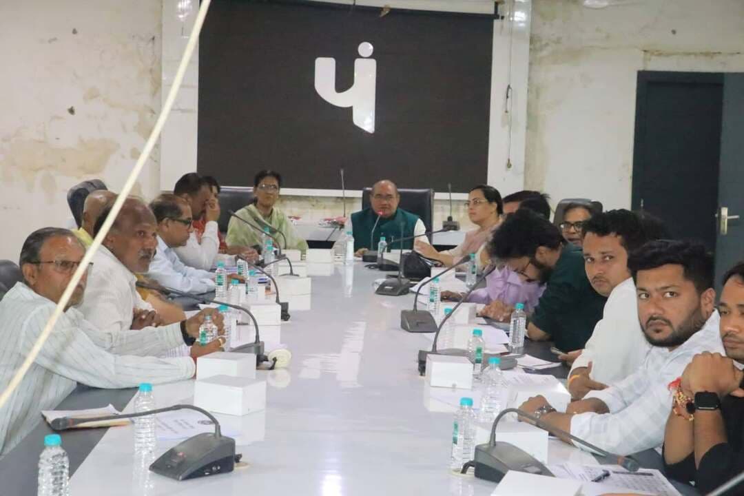 रबी सिंचाई के लिए 1 नवंबर से नहरों में छोड़ा जाएगा पानी
..
बांधों के 71 प्रतिशत जल का पेयजल के लिए आरक्षण, 50 प्रतिशत जलभराव वाले बांधों से किसानों को मिलेगा एक पानी
..
जिले में रबी फसलों की सिंचाई के लिए जल उपलब्धता एवं जल वितरण व्यवस्था को लेकर जिला जल उपयोगिता समिति की बैठक गुरुवार को अपर कलेक्टर श्रीमती मीना मसराम की अध्यक्षता में संपन्न हुई। शमशाबाद विधायक श्री सूर्य प्रकाश मीणा की उपस्थिति में जिला पंचायत के सभा कक्ष में आहूत उक्त बैठक में समिति के सभी सदस्यगणों के साथ साथ जल संसाधन विभाग के अधिकारियों के साथ जनप्रतिनिधियों तथा संबंधित विभागों के अधिकारियों ने जिले के जलाशयों में उपलब्ध जल की स्थिति की विस्तार से समीक्षा की।
बैठक में जलाशयों में उपलब्ध जल, सिंचाई परियोजनाओं की स्थिति, नहरों की साफ-सफाई, कमांड क्षेत्र में जल वितरण तथा पेयजल के लिए आरक्षित जल की समीक्षा की गई। अधिकारियों द्वारा विभिन्न जलाशयों एवं सिंचाई परियोजनाओं में उपलब्ध जल की जानकारी प्रस्तुत की गई।
पंबैठक में बताया गया कि जिले के पंबांधों में उपलब्ध जल का 71 प्रतिशत हिस्सा पेयजल की आवश्यकता के लिए आरक्षित रखा गया है। वहीं जिन बांधों में 50 प्रतिशत तक जलभराव उपलब्ध है, वहां से किसानों को रबी फसलों की सिंचाई के लिए एक पानी उपलब्ध कराया जाएगा। जल की उपलब्धता के आधार पर सिंचाई के लिए पानी छोड़े जाने की व्यवस्था की जाएगी, ताकि पेयजल की आवश्यकता को सुरक्षित रखते हुए किसानों को भी आवश्यक सिंचाई सुविधा उपलब्ध हो सके।
बैठक में सर्वसम्मति से निर्णय लिया गया कि जिले के सभी जलाशयों की नहरों से रबी सिंचाई के लिए राज्य स्थापना दिवस 1 नवंबर 2026 से जल प्रवाह प्रारंभ किया जाएगा। नहरों में जल प्रवाह संबंधित जलाशयों में उपलब्ध जल की स्थिति के अनुसार किया जाएगा। इसके साथ ही नहरों की साफ-सफाई एवं जल वितरण व्यवस्था को व्यवस्थित रखने के निर्देश भी दिए गए, जिससे सिंचाई जल का समुचित एवं समान वितरण सुनिश्चित हो सके।
बैठक में कमांड क्षेत्र में जल वितरण व्यवस्था पर विशेष रूप से चर्चा की गई। अधिकारियों ने बताया कि जल का विवेकपूर्ण उपयोग किए जाने से अधिक से अधिक किसानों को सिंचाई सुविधा का लाभ दिया जा सकता है। किसानों से भी अपील की गई कि वे उपलब्ध सिंचाई जल का आवश्यकता के अनुसार उपयोग करें और पानी की बर्बादी न होने दें।
विधायक श्री मीणा ने जल कर वसूलने, विदिशा नगरपालिका को पेयजल पाइप लाइन से रिलिज करने तथा सिंचाई हेतु किसानों को जल का सदोपयोग करने पर बल दिया है। बैठक के दौरान समिति के सदस्यों द्वारा भी आवश्यक सुझावों से अवगत कराया गया है। कार्यपालन यंत्री श्रीमती किरण भाबोर ने कमांड क्षेत्र के कृषकों से अपील की कि वे सिंचाई के लिए उपलब्ध जल का समुचित एवं मितव्ययी उपयोग करें, ताकि कमांड क्षेत्र के अधिक से अधिक कृषकों को सिंचाई सुविधा उपलब्ध कराई जा सके।बैठक में जलसंसाधन विभाग के अधिकारियों के साथ साथ मुख्य नगर पालिका अधिकारी विदिशा श्री दुर्गेश ठाकुर, मुख्य नगर पालिका अधिकारी गंजबासौदा श्री अशोक वर्मा तथा कृषि विभाग के अधिकारी उपस्थित रहे। #vidisha