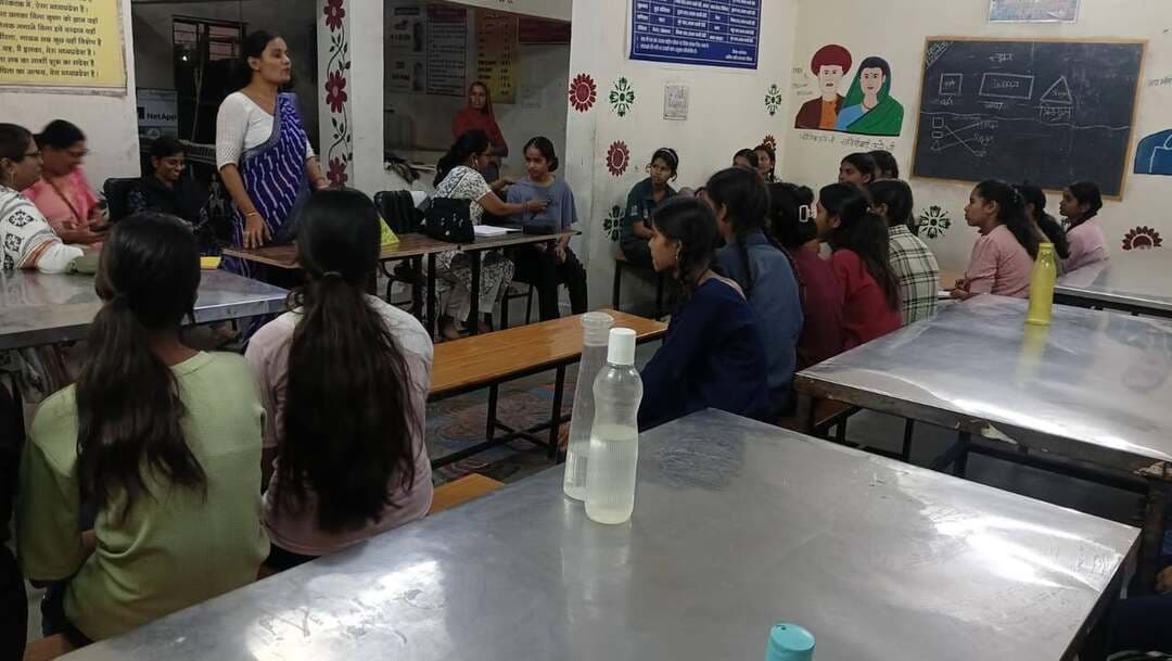 कन्या छात्रावास में छात्राओं का स्वास्थ्य परीक्षण, एनीमिया एवं स्वच्छता के प्रति किया जागरूक
..
स्वास्थ्य परीक्षण के साथ योग, पोषण, व्यक्तिगत एवं मानसिक स्वास्थ्य तथा मासिक धर्म स्वच्छता की दी जानकारी
..
शासकीय कन्या छात्रावास इन्द्रा कॉम्पलेक्स विदिशा में दो दिवसीय 13 एवं 14 अक्टूबर को छात्राओं के स्वास्थ्य की जांच एवं स्वास्थ्य जागरूकता कार्यक्रम आयोजित किया गया। कार्यक्रम का उद्देश्य छात्राओं को स्वास्थ्य परीक्षण की सुविधा उपलब्ध कराने के साथ-साथ उन्हें अपने स्वास्थ्य के प्रति सजग एवं जागरूक बनाना रहा, ताकि वे स्वस्थ आदतों को अपने दैनिक जीवन का हिस्सा बना सकें।
स्वास्थ्य परीक्षण एवं जागरूकता -
कार्यक्रम के दौरान राष्ट्रीय बाल स्वास्थ्य कार्यक्रम (RBSK) की मेडिकल ऑफिसर डॉ. उमा शाक्य द्वारा छात्रावास में निवासरत छात्राओं का स्वास्थ्य परीक्षण किया गया।स्वास्थ्य परीक्षण के दौरान छात्राओं को स्वस्थ जीवनशैली अपनाने के संबंध में आवश्यक जानकारी दी गई। डॉ. उमा शाक्य ने छात्राओं को योग, पोषण, स्वास्थ्य एवं व्यक्तिगत स्वच्छता के महत्व के बारे में विस्तार से जानकारी साझा की वहीं छात्रावासी छात्राओं की स्वास्थ्य संबंधी जिज्ञसाओ का सहजता पूर्वक समाधान किया है। उन्हें नियमित रूप से योग एवं शारीरिक गतिविधियां करने से होने वाले लाभों की जानकारी देते हुए बताया गया कि योग शरीर को स्वस्थ रखने के साथ-साथ मानसिक एकाग्रता और तनाव कम करने में भी सहायक है।
एनीमिया से बचाव के लिए जागरूकता -
कार्यक्रम में छात्राओं को एनीमिया के लक्षण एवं उससे बचाव के उपायों की जानकारी दी गई। शरीर में आयरन की कमी से होने वाले एनीमिया के प्रति जागरूक करते हुए संतुलित एवं पौष्टिक आहार लेने की समझाइश दी गई। छात्राओं को आयरन की गोलियों के महत्व के बारे में भी बताया गया तथा चिकित्सकीय सलाह के अनुसार आयरन का सेवन करने के लिए प्रेरित किया गया। स्वास्थ्य परीक्षण के दौरान छात्राओं के हीमोग्लोबिन स्तर की जांच भी की गई, जिससे उनके स्वास्थ्य की स्थिति का परीक्षण कर आवश्यकतानुसार उचित परामर्श दिया जा सके।
व्यक्तिगत एवं मानसिक स्वास्थ्य परामर्श -
कार्यक्रम के दौरान उमंग स्वास्थ्य केन्द्र में पदस्थ परामर्शदाता कीर्ति भार्गव द्वारा छात्राओं को स्वास्थ्य एवं परामर्श सेवाओं की जानकारी दी गई। छात्राओं को उमंग स्वास्थ्य केन्द्र में उपलब्ध विभिन्न सेवाओं के बारे में अवगत कराया गया। परामर्शदाता द्वारा छात्राओं से व्यक्तिगत एवं मानसिक स्वास्थ्य, किशोरावस्था में होने वाले शारीरिक एवं मानसिक परिवर्तनों तथा उनसे संबंधित समस्याओं के बारे में संवाद किया गया। छात्राओं को अपनी समस्याओं को बिना संकोच उचित परामर्शदाता अथवा स्वास्थ्य विशेषज्ञ के समक्ष रखने के लिए प्रेरित किया गया।
मासिक धर्म स्वच्छता प्रबंधन की समझाइश -
छात्राओं को मासिक धर्म के दौरान व्यक्तिगत स्वच्छता एवं स्वास्थ्य प्रबंधन के संबंध में भी आवश्यक जानकारी दी गई। स्वच्छता का विशेष ध्यान रखने, सुरक्षित एवं स्वच्छ साधनों का उपयोग करने तथा स्वास्थ्य संबंधी किसी भी समस्या को नजरअंदाज न करने की समझाइश दी गई। छात्राओं को बताया गया कि किशोरावस्था में स्वास्थ्य के प्रति जागरूक रहना उनके शारीरिक एवं मानसिक विकास के लिए अत्यंत महत्वपूर्ण है।
कार्यक्रम के दौरान शासकीय कन्या छात्रावास इन्द्रा कॉम्पलेक्स विदिशा की अधीक्षक श्रीमती डॉ. सीता अहिरवार , श्रीमती प्रतिभा शर्मा, श्रीमती वंदना दांगी एवं श्रीमती पारुल सक्सेना उपस्थित रहीं। छात्रावास प्रबंधन द्वारा स्वास्थ्य परीक्षण एवं जागरूकता कार्यक्रम के सफल आयोजन में आवश्यक सहयोग प्रदान किया गया। #vidisha