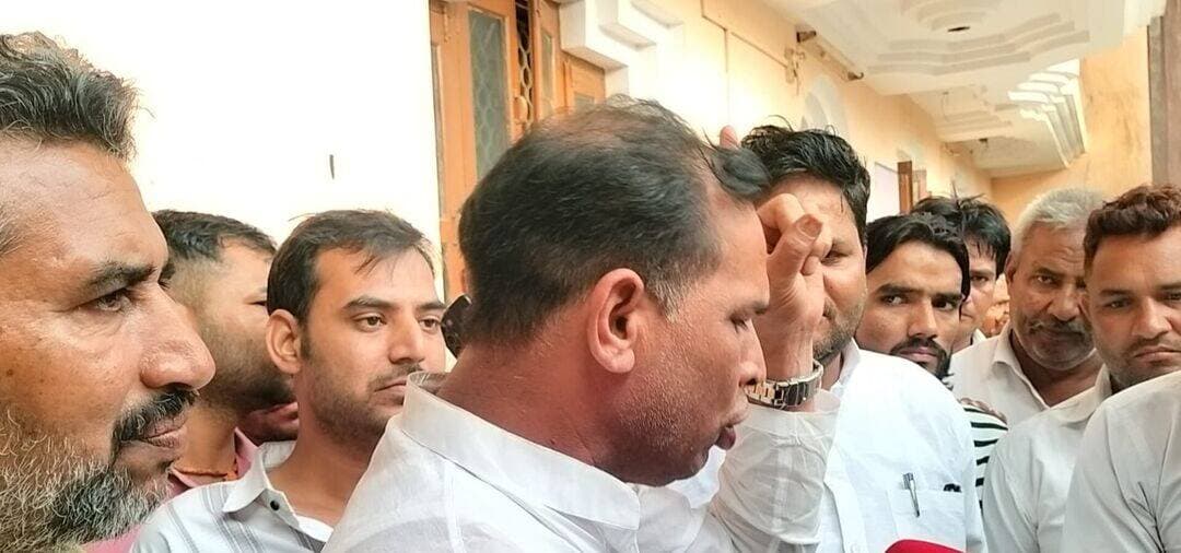 बृजनगर:पंचायत चुनाव में टिकटों के बंटवारे से पहले ही कांग्रेस की अंदरूनी कलह खुलकर सामने आने लगी है। टिकट के दावेदारों के बायोडाटा जुटाने और चुनावी रणनीति बनाने के लिए बैठकों का दौर जारी है, लेकिन इसी बीच बृजनगर में सीकरी चुंगी स्थित ब्राह्मण धर्मशाला में हुई बैठक के दौरान ऐसा विवाद खड़ा हो गया, जिसने कांग्रेस की सियासत को गरमा दिया। कांग्रेस महिला जिला अध्यक्ष एडवोकेट श्वेता यादव के बैठक से नाराज होकर बाहर निकलने के मामले ने पार्टी के भीतर महिलाओं के सम्मान, संगठन में उनकी भागीदारी और निर्णय प्रक्रिया को लेकर सवाल खड़े कर दिए हैं। महिला जिलाध्यक्ष ने बैठक में बैठने से रोकने और बाहर जाने के लिए कहने का आरोप लगाया, वहीं कांग्रेस जिलाध्यक्ष राजीव चौधरी ने आरोपों को खारिज करते हुए इसे बैठक की व्यवस्था से जुड़ा मामला बताया।
महिला जिलाध्यक्ष का सवाल—महिलाओं को टिकट देने की बात, तो उनकी राय और सम्मान क्यों नहीं?
बैठक में विवाद उस समय सामने आया, जब कांग्रेस महिला जिला अध्यक्ष एडवोकेट श्वेता यादव ने आरोप लगाया कि वह कोर कमेटी की बैठक में शामिल होने पहुंची थीं, लेकिन उन्हें बैठक में बैठने नहीं दिया गया और बाहर जाने के लिए कहा गया। श्वेता यादव का कहना है कि वह लंबे समय से जमीनी स्तर पर कांग्रेस के लिए काम कर रही हैं और महिला कांग्रेस की जिला अध्यक्ष हैं। इसके बावजूद बैठक में उनके साथ ऐसा व्यवहार होना उन्हें अपमानजनक लगा।श्वेता यादव ने महिलाओं की राजनीतिक भागीदारी पर सवाल उठाते हुए कहा कि जब पंचायत चुनाव में महिलाओं को टिकट देने और उनके लिए महत्वपूर्ण सीटों की बात हो रही है, तो महिलाओं की राय और उनके सम्मान का भी ध्यान रखा जाना चाहिए। उन्होंने यहां तक कहा कि यदि उन्होंने पार्टी के खिलाफ कोई गलत काम किया है, तो उन्हें लिखित में बताया जाए। वह इस्तीफा देने के लिए भी तैयार हैं। इस घटनाक्रम के बाद श्वेता यादव नाराज होकर बैठक से बाहर निकल गईं।
जिलाध्यक्ष की सफाई—गोपनीय चर्चा के लिए बनाई थी व्यवस्था
दूसरी ओर कांग्रेस जिला अध्यक्ष राजीव चौधरी ने श्वेता यादव के आरोपों को बेबुनियाद बताते हुए कहा कि किसी को व्यक्तिगत रूप से अपमानित करने या बैठक से बाहर निकालने का मामला नहीं था। उनके अनुसार पंचायत चुनाव को लेकर प्रदेश से तीन प्रभारी आए थे। बैठक में कांग्रेस के विभिन्न प्रकोष्ठों और अग्रिम संगठनों के पदाधिकारी भी मौजूद थे। राजीव चौधरी ने बताया कि प्रदेश प्रभारियों की मंशा संभावित उम्मीदवारों से व्यक्तिगत बातचीत कर उनकी दावेदारी और राय जानने की थी। इसके साथ ही चुनावी रणनीति और गोपनीय विषयों पर चर्चा की जानी थी। इसी कारण कमरे में केवल प्रभारियों और जिला अध्यक्ष के रहने की व्यवस्था की गई तथा अन्य लोगों से बाहर जाने के लिए कहा गया। उनके मुताबिक इसी व्यवस्था को लेकर महिला जिलाध्यक्ष नाराज हो गईं और विवाद की स्थिति बन गई। उन्होंने पूरे मामले को छोटी-सी बात बताते हुए किसी को अपमानित करने से इनकार किया।
टिकटों पर मंथन के बीच संगठन की अंदरूनी खींचतान उजागर
पंचायत चुनाव से पहले कांग्रेस में संभावित उम्मीदवारों की दावेदारी पर मंथन चल रहा है। ऐसे समय में महिला जिलाध्यक्ष और जिला अध्यक्ष के बीच सामने आए इस विवाद ने संगठन की अंदरूनी स्थिति को चर्चा में ला दिया है। एक तरफ महिला जिलाध्यक्ष ने सम्मान और भागीदारी का सवाल उठाया है, तो दूसरी तरफ जिला अध्यक्ष ने बैठक की गोपनीयता और व्यवस्था को विवाद की वजह बताया है। अब सवाल यह है कि पंचायत चुनाव में महिलाओं को राजनीतिक भागीदारी देने की बात करने वाली कांग्रेस अपने ही संगठन में महिला पदाधिकारियों की भूमिका और सम्मान को लेकर उठे सवालों का समाधान कैसे करेगी? फिलहाल बृजनगर की ब्राह्मण धर्मशाला में हुई बैठक का यह घटनाक्रम कांग्रेस की राजनीति में नई चर्चा का विषय बन गया है।