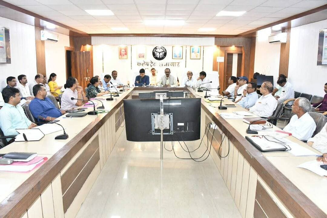 जिलाधिकारी की अध्यक्षता में मुख्यमंत्री डैशबोर्ड और विकास योजनाओं की समीक्षा बैठक संपन्न
फिरोजाबाद। जिलाधिकारी संतोष कुमार शर्मा की अध्यक्षता एवं मुख्य विकास अधिकारी शत्रोहन वैश्य की उपस्थिति में मुख्यमंत्री डैशबोर्ड की रैंकिंग तथा जनपद स्तरीय विभिन्न विकास एवं फ्लैगशिप योजनाओं की समीक्षा हेतु जिला स्तरीय बैठक कलेक्ट्रेट सभागार में आयोजित की गई।
बैठक में पीएम सूर्य घर योजना, पारिवारिक आईडी, विश्वकर्मा श्रम सम्मान योजना, ओडीओपी तथा अन्य विकास परियोजनाओं की विस्तृत समीक्षा की गई।
जिलाधिकारी ने 'पीएम सूर्य घर मुफ्त बिजली योजना' की समीक्षा करते हुए कहा कि यह सरकार की अत्यंत महत्वाकांक्षी योजना है। उन्होंने निर्देश दिए कि समस्त विभागाध्यक्ष व प्रशासनिक अधिकारी अपने अधीनस्थ कर्मचारियों को अपने-अपने घरों पर सोलर प्लांट लगाने हेतु प्रोत्साहित करें। साथ ही जिला पूर्ति अधिकारी को निर्देशित किया कि उचित दर विक्रेताओं के माध्यम से राशन कार्डधारकों व आम नागरिकों को योजना के प्रति जागरूक करें।
फैमिली आईडी योजना की समीक्षा के दौरान विकास खंड अरांव एवं टूंडला में सबसे कम प्रगति पाए जाने पर जिलाधिकारी ने असंतोष व्यक्त करते हुए संबंधित खंड विकास अधिकारियों को पंचायत सचिवों व सहायकों के माध्यम से कार्य में तेजी लाने के निर्देश दिए।
उन्होंने विश्वकर्मा श्रम सम्मान एवं ओडीओपी योजना में दर्जी, बढ़ई, हलवाई आदि पारंपरिक ट्रेडों के प्रशिक्षण को समयबद्ध ढंग से पूर्ण कर पोर्टल पर डेटा अपडेट करने तथा महिला कल्याण एवं बाल विकास विभाग को पोर्टल पर लंबित आवेदनों का समय से निस्तारण करने के निर्देश दिए। जनपद में चल रहीं विभिन्न निर्माण परियोजनाओं को गुणवत्ता के साथ निर्धारित समय में पूर्ण करने के भी निर्देश दिए।
जिलाधिकारी ने स्पष्ट किया कि मुख्यमंत्री डैशबोर्ड की रैंकिंग शासन स्तर पर सीधे मॉनिटर की जाती है और यदि किसी अधिकारी की शिथिलता से जनपद की रैंकिंग प्रभावित होती है तो उसके विरुद्ध कड़ी अनुशासनात्मक कार्रवाई की जाएगी। मुख्य विकास अधिकारी ने समस्त जिला स्तरीय अधिकारियों को बेहतर समन्वय के साथ विभागीय लक्ष्यों को शत-प्रतिशत पूर्ण करने के निर्देश दिए।
Follow @DM Firozabad @CDO Firozabad
#Firozabad #CollectorateFirozabad #PMsuryaGharYojana #FamilyID #CMDashboard #SantoshKumarSharma