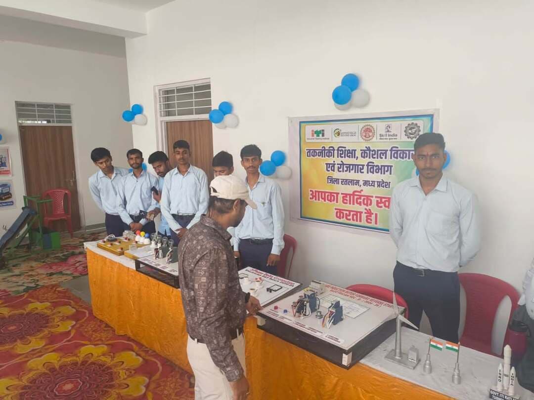 सेवा संकल्प अभियान के अंतर्गत शा. जीटी पॉलिटेक्निक जावरा में आयोजित प्रदर्शनी में ITI रतलाम के प्रतिभागियों ने प्राप्त किए पुरस्कार
इलेक्ट्रिशियन व्यवसाय के प्रशिक्षणार्थियों ने प्रथम, द्वितीय एवं तृतीय स्थान प्राप्त किया
सेवा संकल्प अभियान के अंतर्गत शासकीय जी.टी. पॉलिटेक्निक जावरा में आयोजित प्रदर्शनी में शासकीय औद्योगिक प्रशिक्षण संस्था, रतलाम के प्रतिभागियों ने उत्साहपूर्वक सहभागिता करते हुए उत्कृष्ट प्रदर्शन किया।
#jansampark #ratlam
#MadhyaPradesh
