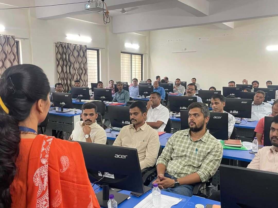 जिला स्तरीय जनगणना प्रशिक्षण श्रृंखला के द्वितीय राउंड के द्वितीय दिवस में नगरीय निकायों के अधिकारियों ने लिया प्रशिक्षण
प्रशिक्षण में डेटा गुणवत्ता, PE मोबाइल ऐप, स्व-गणना पोर्टल, लॉजिस्टिक्स प्रबंधन एवं अन्य विषयों पर जानकारी प्रदान की गई
जनगणना कार्य को सुचारू एवं त्रुटिरहित रूप से संपादित करने के उद्देश्य से आयोजित प्रशिक्षण कार्यक्रम के द्वितीय दिवस में नगर निगम आयुक्त, नगर निगम के अधिकारी, जोनल प्रभारी एवं जिले की समस्त नगर परिषदों के मुख्य नगर पालिका अधिकारी (CMO) जनगणना लिपिक और तकनीकी सहायक प्रतिभागी के रूप में उपस्थित रहे।
#jansampark #ratlam
#MadhyaPradesh