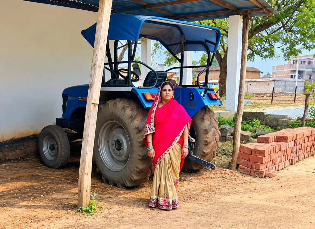 सेवा की कहानी : बिहान योजना से जुड़कर जामनी बाई वर्मा बनीं लखपति दीदी, आत्मनिर्भरता की पेश की मिसाल
शासन की इस महत्वाकांक्षी बिहान योजना से जुड़कर जिले की महिलाएं न केवल अपनी आजीविका के नए साधन विकसित कर रही हैं, बल्कि परिवार की आर्थिक स्थिति मजबूत कर समाज में अपनी अलग पहचान भी बना रही हैं। इसी की प्रेरणादायक मिसाल हैं खैरागढ़ विकासखंड के ग्राम लिमतरा निवासी श्रीमती जामनी बाई वर्मा, जिन्होंने बिहान योजना के अंतर्गत स्व-सहायता समूह से जुड़कर खेती और कृषि व्यवसाय के माध्यम से आर्थिक आत्मनिर्भरता की नई कहानी लिखी है। आज वे लखपति दीदी के रूप में पहचान बना चुकी हैं और कृषि तथा कृषि केंद्र के संचालन से सालाना लगभग 8 लाख रुपए की आय अर्जित कर रही हैं।
#सेवा_संकल्प_अभियान_SevaSankalpAbhiyan
#मोरविष्णुभैया_शक्ति_वंदन_CGNavratri2026 #VishnuBhaiya #SushasanSarkar #WomenEmpowerment_Chhattisgarh