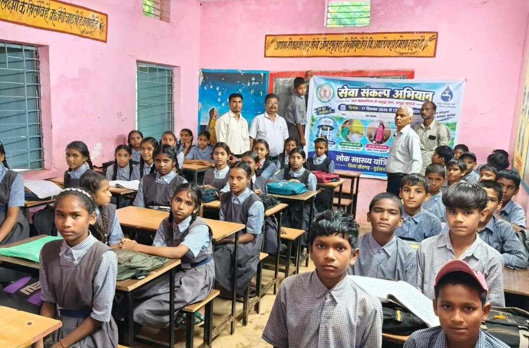 सेवा संकल्प अभियान के अंतर्गत जिले में जनकल्याणकारी योजनाओं के प्रचार-प्रसार के साथ ही आम नागरिकों को जल संरक्षण, स्वच्छता एवं पर्यावरण संरक्षण के प्रति जागरूक किया जा रहा है। इसी क्रम में 17 सितंबर से 17 अक्टूबर 2026 तक संचालित सेवा संकल्प अभियान के तहत लोक स्वास्थ्य यांत्रिकी विभाग द्वारा खैरागढ़ एवं छुईखदान विकासखंड के विभिन्न ग्रामों में जल जागरूकता कार्यक्रमों का आयोजन किया गया। कार्यक्रमों के माध्यम से ग्रामीणों को जल के महत्व, सुरक्षित पेयजल के उपयोग, जल संरक्षण तथा पानी की बचत के प्रति जागरूक करते हुए जल संसाधनों के समुचित उपयोग का संदेश दिया गया।
#सेवा_संकल्प_अभियान #SevaSankalpAbhiyan #SevaSankalp #JanSeva #JanBhagidari ViksitChhattisgarh SevaSeVikas
modiat25