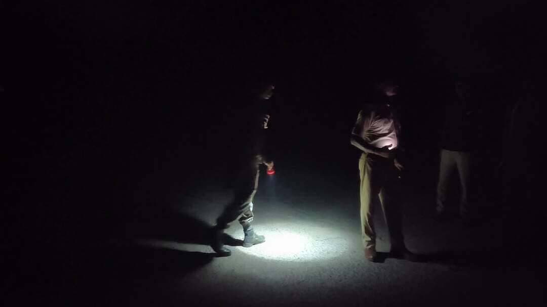 बाजपट्टी के संघवारा छड़की पर पुलिस की गश्ती तेज, वाहन जांच से लोगों में सुरक्षा की उम्मीद
सीतामढ़ी जिले के बाजपट्टी स्थित संवेदनशील इलाके संघवारा छड़की पर गुरुवार को पुलिस गश्ती करती नजर आई। इस दौरान पुलिसकर्मी वाहनों की जांच करते दिखे। पुलिस ने बताया कि प्रतिदिन शाम के समय इस जगह पर गश्ती और निगरानी की जाती है।
गौरतलब है कि सीतामढ़ी प्राइम न्यूज़ द्वारा थाना अध्यक्ष का ध्यान इस संवेदनशील स्थल की ओर आकृष्ट कराया गया था। ऐसे में संघवारा छड़की पर पुलिस की सक्रियता को एक अच्छी पहल माना जा रहा है।
इस इलाके में पुलिस की गश्ती और वाहन जांच को लेकर आपकी क्या राय है? अपनी प्रतिक्रिया कमेंट बॉक्स में जरूर लिखें।
#SitamarhiPrimeNews #Bajpatti #SanghwaraChharki #SitamarhiNews #BiharPolice #PolicePatrolling #VehicleChecking #सीतामढ़ी #बाजपट्टी
Keywords: बाजपट्टी पुलिस गश्ती, संघवारा छड़की, वाहन जांच, संवेदनशील इलाका, सीतामढ़ी पुलिस, थाना अध्यक्ष, सीतामढ़ी प्राइम न्यूज़