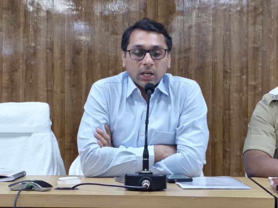 सीतामढ़ी में महिला किसान दिवस पर प्रगतिशील महिला किसानों को किया गया सम्मानित
सीतामढ़ी के संयुक्त कृषि भवन, मुरादपुर डुमरा में गुरुवार को जिला स्तरीय रबी महाभियान 2026 एवं अंतरराष्ट्रीय महिला किसान वर्ष 2026 के अवसर पर महिला किसान दिवस का आयोजन किया गया। कार्यक्रम का शुभारंभ जिलाधिकारी और उप विकास आयुक्त ने संयुक्त रूप से दीप प्रज्वलित कर किया।
इस दौरान जिलाधिकारी ने किसानों, विशेषकर महिला किसानों का उत्साहवर्धन किया और कृषि क्षेत्र में बेहतर कार्य करने वाली महिला किसानों को सम्मानित किया। उन्होंने कृषि विभाग के अधिकारियों एवं कर्मियों को निर्देश दिया कि सरकारी कृषि योजनाओं का लाभ अधिक से अधिक किसानों तक पहुंचाएं और किसानों को सरल भाषा में योजनाओं की जानकारी दें।
उप विकास आयुक्त ने भी महिलाओं को कृषि क्षेत्र में आगे बढ़कर बेहतर कार्य करने के लिए प्रोत्साहित किया। वहीं, जिला कृषि पदाधिकारी ने रबी सीजन में बीज वितरण, कृषि यंत्रीकरण, किसान सम्मान निधि योजना, दलहन एवं तिलहन की खेती के विस्तार और आगामी कृषि सीजन की तैयारियों की जानकारी दी।
कार्यक्रम में कृषि विभाग के विभिन्न अधिकारियों, कृषि विज्ञान केंद्र के वैज्ञानिकों, कृषि कर्मियों और बड़ी संख्या में महिला एवं पुरुष किसानों ने भाग लिया।
#Sitamarhi #SitamarhiNews #महिलाकिसानदिवस #सीतामढ़ी #कृषिविभाग #RabiMahabhiyan #BiharNews #महिलाकिसान
सीतामढ़ी न्यूज़, Sitamarhi Prime News, महिला किसान दिवस 2026, रबी महाभियान 2026, सीतामढ़ी कृषि समाचार, महिला किसान सम्मान, बिहार कृषि योजना, जिलाधिकारी सीतामढ़ी, किसान सम्मान निधि, कृषि यंत्रीकरण