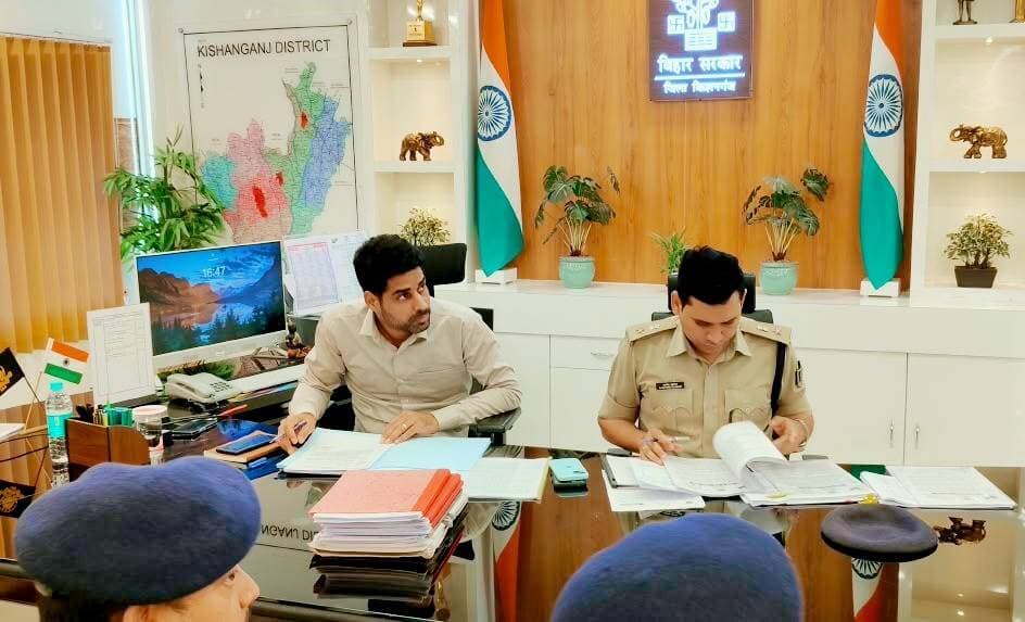 दुर्गा पूजा एवं दशहरा पर्व को शांतिपूर्ण,सौहार्दपूर्ण एवं सुरक्षित वातावरण में संपन्न कराने को लेकर जिला पदाधिकारी एवं पुलिस अधीक्षक ने की संयुक्त ब्रीफिंग
किशनगंज जिला मुख्यालय में आज दिनांक 15 अक्टूबर 2026 को जिला पदाधिकारी नवीन कुमार एवं पुलिस अधीक्षक संतोष कुमार, की संयुक्त अध्यक्षता में दुर्गा पूजा एवं दशहरा पर्व के अवसर पर जिलेभर में शांति व्यवस्था, विधि-व्यवस्था एवं सुरक्षा व्यवस्था को सुदृढ़ बनाए रखने के उद्देश्य से जिला, अनुमंडल एवं प्रखंड स्तरीय पदाधिकारियों, प्रतिनियुक्त दंडाधिकारियों तथा पुलिस पदाधिकारियों की संयुक्त ब्रीफिंग आयोजित की गई।
ब्रीफिंग के दौरान जिला पदाधिकारी एवं पुलिस अधीक्षक ने सभी संबंधित पदाधिकारियों को निर्देश दिया कि दुर्गा पूजा एवं दशहरा पर्व को शांतिपूर्ण, सौहार्दपूर्ण एवं सुरक्षित वातावरण में संपन्न कराना प्रशासन की सर्वोच्च प्राथमिकता है। इसके लिए सभी पदाधिकारी आपसी समन्वय के साथ पूरी तत्परता, सतर्कता एवं जिम्मेदारी से अपने कर्तव्यों का निर्वहन सुनिश्चित करें। जिले के सभी पूजा पंडालों, प्रमुख चौक-चौराहों, भीड़भाड़ वाले स्थानों, संवेदनशील क्षेत्रों, विसर्जन मार्गों तथा अन्य महत्वपूर्ण स्थलों पर विशेष निगरानी रखी जाए।
*पूजा पंडालों में सुरक्षा एवं भीड़ प्रबंधन के निर्देश*
सभी पूजा पंडालों में श्रद्धालुओं की संभावित भीड़ को देखते हुए भीड़ प्रबंधन की समुचित व्यवस्था सुनिश्चित करने का निर्देश दिया गया। पूजा पंडालों में महिला एवं पुरुष श्रद्धालुओं के लिए आवश्यकतानुसार अलग-अलग प्रवेश एवं निकास द्वार की व्यवस्था की जाए, ताकि आवागमन सुचारू बना रहे और किसी प्रकार की अव्यवस्था अथवा भगदड़ की स्थिति उत्पन्न न हो।
पूजा पंडालों के प्रवेश एवं निकास द्वार पर पर्याप्त संख्या में पुलिस बल एवं स्वयंसेवकों की तैनाती की जाए। भीड़भाड़ की स्थिति पर लगातार नजर रखी जाए तथा आवश्यकता के अनुसार श्रद्धालुओं के आवागमन को नियंत्रित किया जाए। सभी प्रमुख पूजा पंडालों में सीसीटीवी कैमरे लगाने तथा वीडियोग्राफी की व्यवस्था सुनिश्चित करने का निर्देश दिया गया, ताकि सुरक्षा व्यवस्था की प्रभावी निगरानी की जा सके।
*डीजे, अश्लील गीत एवं ध्वनि प्रदूषण पर सख्ती*
ब्रीफिंग के दौरान डीजे के संचालन पर पूर्ण प्रतिबंध संबंधी निर्देशों का सख्ती से अनुपालन सुनिश्चित करने को कहा गया। अश्लील, आपत्तिजनक एवं सामाजिक सौहार्द को प्रभावित करने वाले गीतों के प्रसारण पर पूर्ण प्रतिबंध रहेगा। संबंधित पदाधिकारी यह सुनिश्चित करें कि पर्व के दौरान निर्धारित नियमों एवं प्रशासनिक निर्देशों का उल्लंघन नहीं हो। निर्देशों का उल्लंघन करने वालों के विरुद्ध नियमानुसार कार्रवाई की जाए।
**यातायात व्यवस्था एवं संवेदनशील क्षेत्रों में विशेष निगरानी*
जिला पदाधिकारी एवं पुलिस अधीक्षक ने यातायात व्यवस्था को सुचारू बनाए रखने के लिए आवश्यक प्रबंध करने का निर्देश दिया।
पूजा पंडालों, प्रमुख मार्गों, बाजारों, चौक-चौराहों तथा अधिक भीड़ वाले स्थानों पर यातायात नियंत्रण की प्रभावी व्यवस्था की जाए।
आम नागरिकों एवं श्रद्धालुओं को आवागमन में किसी प्रकार की परेशानी न हो, इसके लिए आवश्यकतानुसार यातायात कर्मियों की प्रतिनियुक्ति तथा मार्ग प्रबंधन सुनिश्चित किया जाए।
संवेदनशील एवं अति संवेदनशील क्षेत्रों में विशेष सतर्कता बरतने, नियमित गश्ती करने तथा असामाजिक तत्वों की गतिविधियों पर कड़ी निगरानी रखने का निर्देश दिया गया। किसी भी संदिग्ध गतिविधि, विवाद अथवा अप्रिय स्थिति की सूचना मिलने पर त्वरित कार्रवाई करते हुए वरीय पदाधिकारियों को अवगत कराया जाए।
*विद्युत, अग्निशमन एवं चिकित्सा सुविधाओं की उपलब्धता*
सभी पूजा पंडालों एवं प्रमुख आयोजन स्थलों पर विद्युत सुरक्षा के पर्याप्त प्रबंध सुनिश्चित करने का निर्देश दिया गया। विद्युत तारों, अस्थायी कनेक्शनों एवं अन्य विद्युत उपकरणों की जांच कराई जाए, ताकि शॉर्ट सर्किट अथवा विद्युत दुर्घटना की आशंका को कम किया जा सके। पूजा पंडालों में अग्नि सुरक्षा के मानकों का पालन तथा अग्निशमन उपकरणों की उपलब्धता सुनिश्चित की जाए।
आपातकालीन परिस्थितियों से निपटने के लिए आवश्यकतानुसार अग्निशमन वाहन एवं एम्बुलेंस की व्यवस्था रखने तथा स्वास्थ्य विभाग को सतर्क एवं तैयार रहने का निर्देश दिया गया, ताकि किसी भी दुर्घटना अथवा आपात स्थिति में तत्काल सहायता उपलब्ध कराई जा सके।
*दंडाधिकारियों एवं पुलिस पदाधिकारियों को कर्तव्य निर्वहन के निर्देश*
प्रतिनियुक्त सभी दंडाधिकारियों एवं पुलिस पदाधिकारियों को अपने-अपने प्रतिनियुक्ति स्थलों पर समय से पहुंचने तथा निर्धारित कर्तव्यों एवं दायित्वों का निष्ठापूर्वक निर्वहन करने का निर्देश दिया गया। सभी पदाधिकारी अपने प्रतिनियुक्ति स्थल पर मुस्तैद रहें और बिना सक्षम अनुमति के अपने कर्तव्य स्थल को नहीं छोड़ें।
पुलिस एवं प्रशासनिक पदाधिकारियों के बीच निरंतर समन्वय बनाए रखने, स्थानीय परिस्थितियों का आकलन करने तथा किसी भी अप्रिय घटना की आशंका पर त्वरित एवं प्रभावी कार्रवाई करने पर बल दिया गया। पर्व के दौरान विधि-व्यवस्था से संबंधित किसी भी सूचना को गंभीरता से लेते हुए तत्काल आवश्यक कार्रवाई सुनिश्चित करने का निर्देश दिया गया।
*जिला नियंत्रण कक्ष 24×7 क्रियाशील रखने का निर्देश*
पर्व के दौरान किसी भी आपात स्थिति से त्वरित रूप से निपटने तथा प्राप्त शिकायतों एवं सूचनाओं पर तत्काल कार्रवाई सुनिश्चित करने के उद्देश्य से जिला नियंत्रण कक्ष 06456-225152 को 24 घंटे सातों दिन क्रियाशील रखने का निर्देश दिया गया। नियंत्रण कक्ष में आवश्यक कर्मियों की प्रतिनियुक्ति, संचार व्यवस्था एवं सूचनाओं के त्वरित आदान-प्रदान की समुचित व्यवस्था सुनिश्चित की जाए।
सभी संबंधित पदाधिकारी नियंत्रण कक्ष के साथ निरंतर संपर्क में रहें तथा किसी भी महत्वपूर्ण घटना, विधि-व्यवस्था की स्थिति अथवा आपातकालीन आवश्यकता की सूचना तत्काल उपलब्ध कराएं।
*प्रतिमा विसर्जन के दौरान विशेष सतर्कता एवं सुरक्षा व्यवस्था*
प्रतिमा विसर्जन के दौरान संभावित भीड़ को देखते हुए सभी निर्धारित विसर्जन मार्गों एवं विसर्जन स्थलों पर विशेष निगरानी रखने का निर्देश दिया गया। विसर्जन मार्गों का पूर्व निरीक्षण कर आवश्यक सुरक्षा एवं यातायात प्रबंधन सुनिश्चित किया जाए। जुलूसों के सुचारू संचालन, भीड़ नियंत्रण तथा विभिन्न पूजा समितियों के बीच समन्वय बनाए रखने पर विशेष जोर दिया गया।
विसर्जन स्थलों पर गहरे पानी से होने वाली दुर्घटनाओं की रोकथाम के लिए बैरिकेडिंग, पर्याप्त प्रकाश व्यवस्था, गोताखोरों तथा आवश्यकतानुसार एसडीआरएफ की व्यवस्था सुनिश्चित करने का निर्देश दिया गया। जलाशयों एवं नदी घाटों पर सुरक्षा मानकों का पालन कराया जाए तथा खतरनाक स्थानों पर लोगों को जाने से रोका जाए।
हाईवे एवं रेलवे क्रॉसिंग जैसे संवेदनशील स्थलों को पहले से चिन्हित कर वहां विशेष सतर्कता बरतने तथा भीड़ के अनियंत्रित जमाव को रोकने के लिए आवश्यक प्रबंध करने का निर्देश दिया गया। ऐसे स्थलों पर पर्याप्त प्रकाश व्यवस्था, पुलिस निगरानी एवं यातायात नियंत्रण की व्यवस्था सुनिश्चित की जाए।
*पेयजल, शौचालय एवं अन्य बुनियादी सुविधाएं*
श्रद्धालुओं की सुविधा को ध्यान में रखते हुए पूजा पंडालों एवं प्रमुख आयोजन स्थलों पर आवश्यकतानुसार पेयजल, शौचालय, प्रकाश व्यवस्था तथा साफ-सफाई के समुचित प्रबंध सुनिश्चित करने का निर्देश दिया गया। संबंधित विभाग आपसी समन्वय के साथ इन सुविधाओं की उपलब्धता सुनिश्चित करें, ताकि श्रद्धालुओं को किसी प्रकार की असुविधा का सामना न करना पड़े।
*स्वयंसेवकों की भूमिका एवं पूजा समितियों की जवाबदेही*
पूजा समितियों के आयोजकों एवं स्वयंसेवकों को उनके कर्तव्यों एवं दायित्वों से अवगत कराने का निर्देश दिया गया। स्वयंसेवक भीड़ प्रबंधन, श्रद्धालुओं के आवागमन को सुचारू बनाए रखने, महिला एवं बुजुर्ग श्रद्धालुओं की सहायता करने तथा किसी भी संदिग्ध गतिविधि की सूचना तत्काल प्रशासन को देने में सक्रिय भूमिका निभाएं।
सभी पूजा समितियां प्रशासन द्वारा जारी दिशा-निर्देशों का पालन सुनिश्चित करें। पूजा पंडालों में सुरक्षा व्यवस्था, प्रवेश एवं निकास मार्ग, विद्युत सुरक्षा, अग्निशमन प्रबंध तथा भीड़ नियंत्रण के लिए आयोजनकर्ताओं की जवाबदेही तय की गई। संबंधित पदाधिकारी पूजा समितियों के साथ समन्वय स्थापित कर आवश्यक व्यवस्थाओं का अनुपालन सुनिश्चित करें।
*सोशल मीडिया पर अफवाह फैलाने वालों पर होगी कार्रवाई*
जिला पदाधिकारी एवं पुलिस अधीक्षक ने सोशल मीडिया पर विशेष निगरानी रखने का निर्देश दिया। पर्व के दौरान भ्रामक, आपत्तिजनक अथवा सांप्रदायिक सौहार्द को प्रभावित करने वाली सामग्री प्रसारित करने तथा अफवाह फैलाने वाले असामाजिक तत्वों पर कड़ी नजर रखी जाएगी। आम नागरिकों से अपील की गई कि वे किसी भी अपुष्ट सूचना अथवा भ्रामक संदेश पर विश्वास न करें और बिना सत्यापन के ऐसी सामग्री को साझा न करें।
किसी भी प्रकार की संदिग्ध सूचना प्राप्त होने पर उसकी जानकारी तत्काल स्थानीय प्रशासन अथवा पुलिस को दें। अफवाह फैलाकर शांति व्यवस्था भंग करने का प्रयास करने वालों के विरुद्ध नियमानुसार सख्त कार्रवाई की जाएगी।
*पूजा पंडालों के आसपास मांस-मछली की दुकानों पर रोक*
सामाजिक सौहार्द एवं पर्व की गरिमा बनाए रखने के उद्देश्य से पूजा पंडालों के आसपास मांस, मछली एवं मुर्गे की दुकानों के संचालन पर रोक संबंधी निर्देशों का अनुपालन सुनिश्चित करने को कहा गया। संबंधित पदाधिकारी अपने-अपने क्षेत्रों में इस संबंध में आवश्यक निगरानी रखें तथा प्रशासनिक निर्देशों का पालन कराएं।
*शांतिपूर्ण एवं सौहार्दपूर्ण वातावरण में पर्व संपन्न कराने की अपील*
ब्रीफिंग के अंत में जिला पदाधिकारी नवीन कुमार एवं पुलिस अधीक्षक संतोष कुमार ने सभी संबंधित पदाधिकारियों को निर्देश दिया कि वे पूर्ण तत्परता, सजगता एवं आपसी समन्वय के साथ अपने दायित्वों का निर्वहन करें। पर्व के दौरान आम नागरिकों की सुरक्षा, श्रद्धालुओं की सुविधा तथा जिले में शांति एवं विधि-व्यवस्था बनाए रखना सभी की सामूहिक जिम्मेदारी है।
प्रशासन द्वारा स्पष्ट किया गया कि दुर्गा पूजा , रावण दहन एवं दशहरा पर्व को शांतिपूर्ण, सुरक्षित एवं सौहार्दपूर्ण वातावरण में संपन्न कराने के लिए सभी आवश्यक व्यवस्थाएं सुनिश्चित की जाएंगी। आम नागरिकों, पूजा समितियों एवं श्रद्धालुओं से अपील की गई कि वे प्रशासन द्वारा जारी दिशा-निर्देशों का पालन करें तथा आपसी भाईचारे, सामाजिक सद्भाव एवं पारस्परिक सहयोग के साथ पर्व मनाएं।
इस अवसर पर अपर समाहर्ता आपदा प्रबंधन,अनुमंडल पदाधिकारी, अनुमंडल पुलिस पदाधिकारी सहित जिला स्तरीय सभी पदाधिकारी, प्रखंड स्तरीय सभी पदाधिकारी, पुलिस पदाधिकारी आदि वीडियो कॉन्फ्रेंसिंग के माध्यम से जुड़ें थें। #viralreels #viralreelschallenge #viralpost #viralchallenge #NewYork #vacaciones #videogames #2026Goals