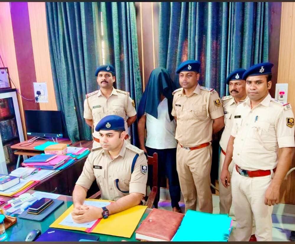 किशनगंज पुलिस की बड़ी कार्रवाई स्मैक के साथ तस्कर गिरफ्तार पुलिस ए०एन०टी०एफ० आसूचना इकाई किशनगंज एवं विशेष कार्य बल के संयुक्त कार्रवाई में अवैध मादक पदार्थ के एक तस्कर को किया गिरफ्तार।
गिरफ्तार अभियुक्त के पास से 434.10 ग्राम स्मैक (हेरोईन) जैसा, एवं 85,990/- (पचासी हजार नौ सौ नब्बे) रूपया किया गया बरामद। वही 434.10 ग्राम ब्राउन शुगर (हेरोईन) जिसका अन्तर्राष्ट्रीय बाजार मूल्य करीब 01 (एक) करोड़ रूपया आंका गया है। #viralreels #viralreelschallenge #videogames #viralpost #viralchallenge #newyork #vacaciones #2026Goals