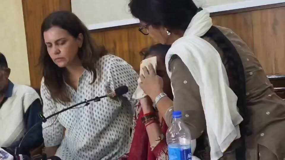 Press Conference के दौरान अंकिता भंडारी की मां फुट-फूटकर रोने लगी! मां ने अपनी जिगर का टुकड़ा खोया है! एक माँ आज भी इंसाफ़ की आस में भटक रही है!