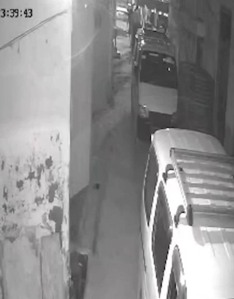हरियाणा के पलवल में कारोबारी के घर पर छह नकाबपोश बदमाशों ने लाठी-डंडों से हमला कर दिया। बदमाशों ने घर के गेट, खिड़कियों और बाहर खड़ी गाड़ी में तोड़फोड़ की। इसी दौरान गश्त कर रही कमांडो टीम मौके पर पहुंच गई। आरोपियों ने पुलिस कमांडो से हाथापाई की और धक्का देकर भागने की कोशिश की, लेकिन एक आरोपी पकड़ा गया, जबकि पांच फरार हो गए। पूरी घटना CCTV में कैद हुई है। पुलिस हमले के कारणों की जांच कर रही है। #Palwal #Haryana #bussiness #crime