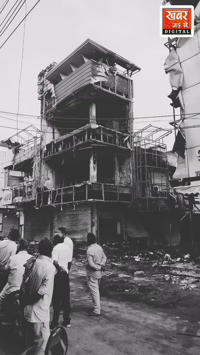 फरीदाबाद (खबर) देर रात एनआईटी 1 के बाजार में लगी आग, 4-5 दुकान आई आग की चपेट में।
#हरियाणा #फरीदाबाद #एनआईटी1बाजार #फेसिनो #आगजनी
Haryana Faridabad NIT1Market Fascino Arson
खबर जड़ से KHABAR JAD SE