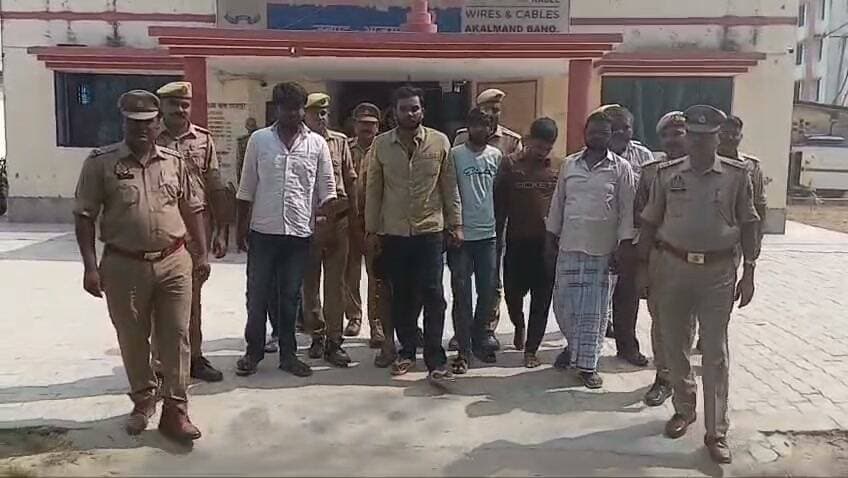 तिराहे पर सड़क जाम और पुलिस से धक्का-मुक्की के मामले में आठ गिरफ्तार, एम्बुलेंस और राहगीरों का रास्ता रोकने का आरोप, पुलिस ने घरों पर दबिश देकर पकड़ा
आजमगढ़
https://abckhabar.in/?p=8970