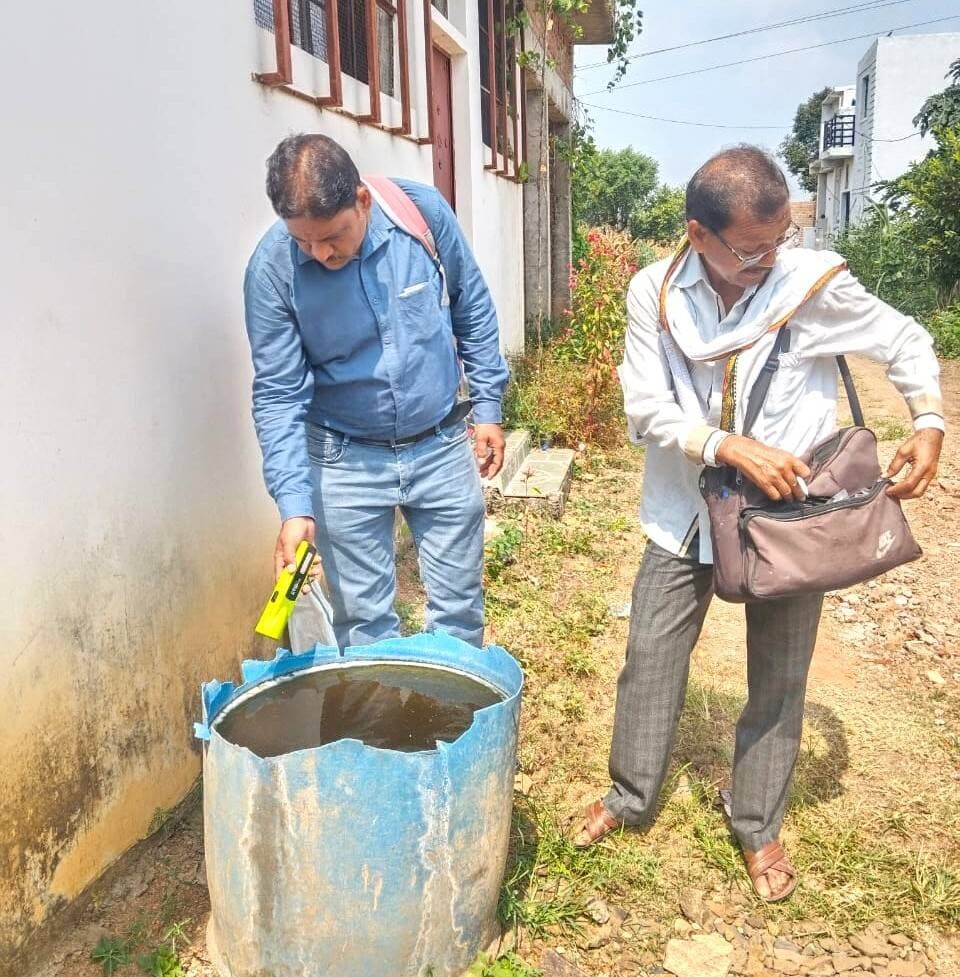 डेंगू रोकथाम के लिए शहरी क्षेत्र छिंदवाड़ा के वार्ड-36 में एडीज लार्वा के सर्वे के दौरान 7 घरों में पाये गये एडीज लार्वा का किया गया नष्टीकरण
=============================
डेंगू की रोकथाम व नियंत्रण के लिये गुरूवार को शहरी क्षेत्र छिंदवाड़ा के वार्ड क्रमांक- 36 भरतादेव वार्ड में स्वास्थ्य विभाग के 3 दलों द्वारा विभिन्न घरों में एडीज मच्छर के लार्वा का सर्वे किया गया। सर्वे के दौरान 7 घरों में पाए गए एडीज मच्छर के लार्वा का नष्टीकरण किया गया।
स्वास्थ्य विभाग ने जनसमुदाय से अपील की है कि अपने घरों में रखे सभी पानी के कंटेनर, कूलर, फ्रिज, टांके-टंकियां एवं टायर की प्रति सप्ताह जांच करें कि उनमें एडीज मच्छर के लार्वा तो नहीं पनप रहे हैं। पानी के कंटेनरों को खाली कर उनकी सफाई करें। ऐसे बड़े पानी के कंटेनर जिनकी सफाई एवं ढांकना संभव न हो, उनमें प्रति सप्ताह मीठा तेल डालें। मच्छरों के काटने से स्वयं का बचाव करें। पूरे शरीर को ढकने वाले कपड़े पहनें। दिन के समय बच्चों एवं वृद्धों को मच्छरदानी के अंदर सोने की सलाह दी गई है। मॉस्किटो कॉइल का उपयोग करें तथा शाम के समय नीम की पत्तियों का धुआं करें। तेज बुखार, आंखों के पीछे दर्द, शरीर पर चकत्ते, मांसपेशियों में दर्द, जोड़ों में दर्द तथा नाक एवं मसूड़ों से रक्तस्राव होने पर तुरंत चिकित्सक से संपर्क करें। डेंगू की जिला चिकित्सालय/छिंदवाड़ा मेडिकल कॉलेज में डेंगू एलिसा टेस्ट निःशुल्क कराया जा सकता है। स्वास्थ्य विभाग ने जनसमुदाय से अपील की है कि इन उपायों को अपनाकर जिले में डेंगू के संचरण के प्रसार को समाप्त/कम करने में सहयोग करें।
#procwa #छिन्दवाड़ा
#JansamparkMP
Directorate of Health Services, Madhya Pradesh
Jansampark Madhya Pradesh