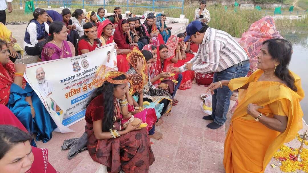 शक्ति से सृजन अभियान के तहत जल एवं प्रकृति संरक्षण का दिया संदेश
अमृत सरोवर से मां हिंगलाज मंदिर तक निकली भव्य चुनरी यात्रा, विद्यार्थियों ने लिया पर्यावरण संरक्षण का संकल्प
==============================
मध्यप्रदेश जन अभियान परिषद के तत्वावधान में जुन्नारदेव विकासखंड के गुढ़ी अंबाड़ा क्षेत्र में 11 अक्टूबर से 19 अक्टूबर तक निरंतर चलने वाले ‘शक्ति से सृजन’ अभियान के तहत विभिन्न कार्यक्रम आयोजित किए जा रहे हैं। जिला समन्वयक श्री अखिलेश जैन एवं विकासखंड समन्वयक श्री संजय बामने के मार्गदर्शन में आयोजित इस अभियान के अंतर्गत छात्र-छात्राओं, विभिन्न समितियों और नवांकुर संस्थाओं के लिए क्षेत्रीय अध्ययन भ्रमण के साथ ‘नवांकुर सखियों का प्रकृति, संस्कृति, संरक्षण कार्यक्रम’ आयोजित किया गया। इसमें क्षेत्र के जनप्रतिनिधियों और युवाओं ने बढ़-चढ़कर सहभागिता की।
कार्यक्रम को संबोधित करते हुए विकासखंड समन्वयक श्री संजय बामने ने अभियान की रूपरेखा प्रस्तुत की तथा ‘शक्ति से सृजन’ अभियान के मुख्य उद्देश्यों पर प्रकाश डालते हुए युवाओं को सामाजिक नेतृत्व एवं रचनात्मक कार्यों में आगे आने के लिए प्रेरित किया। इस अवसर पर समाजसेवी श्री बुनेश राजबैठे, डॉली साहू, दिशा साहू, नीलम विश्वकर्मा, दुर्गा उईके, इशरत मंसूरी, बबिता नागले, पिंकी साहू, मंजु साहू, पूजा परते, गुंजा यादव, मधु सूर्यवंशी, साक्षी जावरे, अविनाश, ज्योति कुमरे, भरत इवनाती, माया नागवंशी, राकेश यादव, स्वाति उईके, गायत्री उईके, राजेंद्र झरबड़े, तनवीर बानो एवं नीता यदुवंशी ने भी अपने विचार रखे। इसके पश्चात मुख्य मेंटर श्री सरजुलाल विश्वकर्मा ने उपस्थित जनों, छात्र-छात्राओं एवं प्रस्फुटन समितियों के सदस्यों को पर्यावरण और प्रकृति संरक्षण की सामूहिक शपथ दिलाई। सभी ने जल स्रोतों एवं वृक्षों की रक्षा करने का संकल्प लिया।
वरिष्ठ जनप्रतिनिधियों ने की पहल की सराहना - पर्यावरण, प्रकृति एवं जल संरक्षण जागरूकता कार्यक्रम में पूर्व जनपद अध्यक्ष जुन्नारदेव श्री राजेश सिरसाम, जनपद सदस्य श्री मन्नूलाल चौकसे एवं ग्राम पंचायत पालाचौराई के सरपंच श्री मुकेश उईके विशेष रूप से उपस्थित थे। सभी अतिथियों ने मध्यप्रदेश जन अभियान परिषद के इस प्रयास की सराहना करते हुए समाज के लोगों को जल एवं प्रकृति संरक्षण के लिए प्रेरित किया।
विद्यार्थियों ने संभाली कार्यक्रम की व्यवस्था - आयोजन में मुख्यमंत्री सामुदायिक नेतृत्व क्षमता विकास पाठ्यक्रम बीएसडब्ल्यू व एमएसडब्ल्यू के छात्र-छात्राओं ने सहभागिता की। विद्यार्थियों ने क्षेत्रीय अध्ययन भ्रमण के साथ ‘नवांकुर सखियों का प्रकृति, संस्कृति, संरक्षण कार्यक्रम’ में भाग लेकर जल एवं पर्यावरण संरक्षण का संदेश दिया। युवाओं ने कार्यक्रम में अनुशासन बनाए रखने के साथ ही व्यवस्था एवं प्रबंधन को सुचारू रूप से संचालित करने में महत्वपूर्ण भूमिका निभाई।
अमृत सरोवर से मां हिंगलाज मंदिर तक निकली चुनरी यात्रा - नवांकुर संस्था स्वयं सामाजिक कल्याण एवं विकास समिति, खापा स्वामी की अध्यक्ष श्रीमती अर्चना माहोरे एवं उनके सहयोग से आयोजित कार्यक्रम में कायाकल्प अमृत सरोवर तालाब पर जल स्रोत पूजन, पंच महाआरती, आनंद अनुभूति, जल संवाद एवं जल शपथ प्रमुख आकर्षण रहे। सामूहिक सहभागिता के साथ दीपदान किया गया। इसके पश्चात अमृत सरोवर से प्रसिद्ध मां हिंगलाज मंदिर तक भव्य चुनरी यात्रा निकाली गई। मंदिर में मातारानी को पूर्ण विधि-विधान से चुनरी एवं पूजन सामग्री अर्पित की गई। कार्यक्रम के दौरान माटी पूजन एवं वृक्ष पूजन जैसी पर्यावरण जागरूकता गतिविधियां भी आयोजित की गईं। इन गतिविधियों का उद्देश्य प्रकृति एवं संस्कृति के संरक्षण के प्रति जनजागरूकता बढ़ाना रहा। इस अवसर पर श्रीमती अर्चना माहोरे, श्रीमती निमांशी रामपुरे, इशरत मंसूरी एवं श्री बुनेश राजबैठे सहित मुख्य मेंटर्स श्री सरजुलाल विश्वकर्मा, श्री गोविंद नंदवंशी, सुश्री योगिता मर्सकोले, श्रीमती दीपा मेश्राम एवं श्री राजकुमार डेहरिया सहित अन्य लोग उपस्थित थे।
#procwa #छिन्दवाड़ा
#JansamparkMP
Jansampark Madhya Pradesh