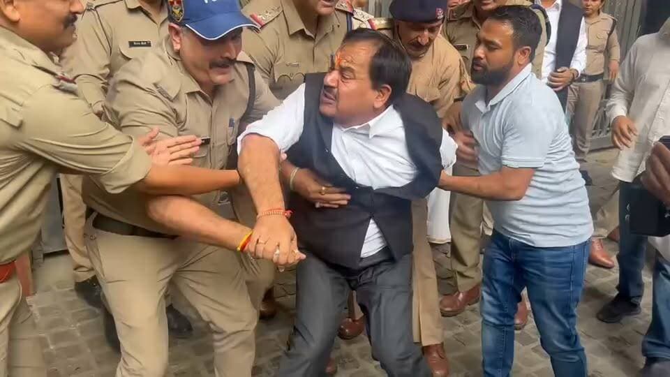देहरादून। अंकिता भंडारी मामले में कांग्रेस का राजभवन कूच, नेताओं ने दिया धरना,पुलिस नें किया गिरफ्तार।
