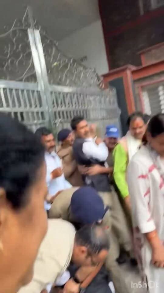 देहरादून। दुष्यंत गौतम को राज्यपाल बनाने के विरोध में प्रदेश अध्यक्ष गणेश गोदियाल और पूर्व मंत्री हरक सिंह रावत पुलिस को चकमा देकर राजभवन पहुंचे और अंदर घुसने का प्रयास किया। इस समय दर्जनों समर्थक भी मौजूद थे।
#RahulGandhi #UKGaneshGodiyal #haraksinghrawat
#Uttarakhandcongres