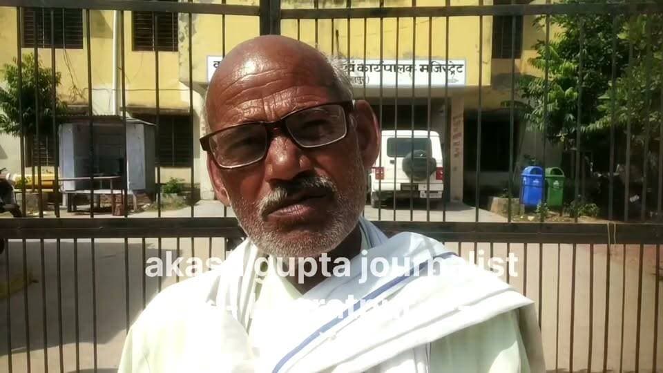 #भरतपुर। रूपवास के ग्राम पंचायत चैंकोरा निवासी भूपसिंह जाटव ने तहसीलदार जितेन्द्र सिंह को शिकायत सौंपकर भू-माफियाओं द्वारा अपनी निजी और सरकारी भूमि पर अवैध कब्जा करने का आरोप लगाया है। पीड़ित का कहना है कि कई बार शिकायत के बावजूद प्रशासन ने कोई ठोस कदम नहीं उठाया है। वहीं, ग्रामीणों का आरोप है कि चैंकोरा पंचायत क्षेत्र में सबसे अधिक सरकारी भूमि होने के कारण भू-माफिया धीरे-धीरे उसे घेरकर बेच रहे हैं, जिससे उनके हौसले बुलंद हैं। पीड़ित ने प्रशासन से अतिक्रमण हटाकर सरकारी जमीन को मुक्त कराने और दोषियों के खिलाफ सख्त कानूनी कार्रवाई की मांग की है।