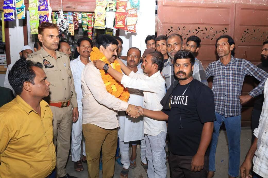 👉#ककरा में जनसंपर्क करने पहुंचे संजय गुप्ता, लोगों से मुलाकात कर जानी समस्याएं
--#जनसभा को किया संबोधित, स्थानीय लोगों से संवाद कर मांगा समर्थन
शाहजहांपुर। नगर विधानसभा क्षेत्र में संजय गुप्ता पाइप वाले जनसंपर्क अभियान चला रहे हैं। इसी क्रम में वह ककरा पहुंचे, जहां उन्होंने स्थानीय लोगों से मुलाकात कर उनका हालचाल जाना और उनकी समस्याओं के बारे में जानकारी ली। इस दौरान उन्होंने जनसभा को संबोधित करते हुए लोगों से संवाद किया और अपनी बात रखी। संजय गुप्ता ने जनसंपर्क के माध्यम से लोगों के बीच पहुंचकर उनकी बात सुनी और क्षेत्र से जुड़े मुद्दों पर चर्चा की। इस दौरान स्थानीय लोगों ने उनके सामाजिक सेवा के कार्यों की सराहना की। संजय गुप्ता लगातार जनसंपर्क अभियान के तहत क्षेत्र के लोगों से मुलाकात कर रहे हैं और उनसे सीधा संवाद स्थापित करने का प्रयास कर रहे हैं।
Sanjay Gupta- Pipe wale Shray Gupta