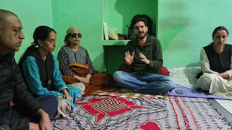 निथर की ग्राम पंचायत देरहा के शनाह गांव के हाइड्रो प्रोजेक्ट लुहरी से प्रभावित परिवारों से बातचीत करते हुए।