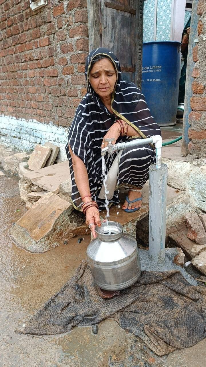 #बदलाव_की_कहानी
नल जल योजना से आई खुशहाली, रुनीजा में जल संकट से मुक्ति मिली
कभी जल संकट से जूझ रहे मंदसौर जिले के रुनीजा गांव में नल जल योजना से खुशहाली आई है गांव को जल संकट से मुक्ति मिली है।
खेती किसानी करने वाले रुनीजा गांव के ग्रामीण कभी जल संकट से परेशान थे दूर दराज से गांव की महिलाओं को पानी लाना पड़ता था आधा समय तो पानी लाने में ही बीत जाया करता था बाकी के कार्यों में परेशानी होती थी। सीतामऊ विकासखंड के इस गांव की आबादी 5 हजार से भी अधिक है गांव के बाशिंदे खेती के अलावा पशुपालन और मजदूरी से भी अपनी आजीविका चलाते हैं। पेयजल संकट से जूझ रहे रुनीजा में गर्मियों के दौरान संकट और बढ़ जाया करता था। इसको दृष्टिगत रखते हुए लोक स्वास्थ्य यांत्रिकी विभाग ने ग्रामीणों की मांग पर 161 लाख रुपए की लागत से नल जल योजना का प्रकरण तैयार किया प्रशासकीय स्वीकृति दी गई इसके बाद नल जल योजना का गांव में क्रियान्वयन किया गया।
वर्तमान में गांव के सभी 1200 से अधिक परिवारों को क्रियाशील घरेलू नल जल कनेक्शन के माध्यम से शुद्ध एवं पर्याप्त मात्रा में जल उपलब्ध कराया जा रहा है। गांव की आंगनबाड़ी और स्कूल में भी विभाग में पेयजल की व्यवस्था सुनिश्चित कर दी है। विभाग ने योजना के पूरे वर्ष भर सुचारू संचालन के लिए गांव की जल समिति का गठन कर दिया है उनको प्रशिक्षित भी किया है। नल जल योजना से गांव में आई खुशहाली के लिए ग्रामीण प्रधानमंत्री श्री नरेंद्र मोदी तथा मुख्यमंत्री डॉ. मोहन यादव को धन्यवाद देते हैं।
#मंदसौर
#Mandsaur