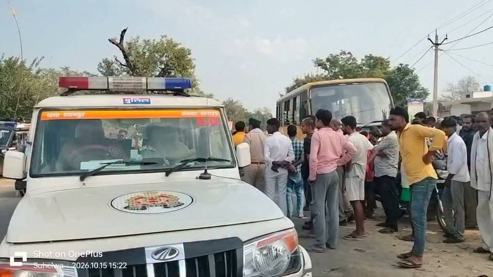 बहराइच: स्कूल बस और बाइक की जोरदार टक्कर, बाइक सवार की मौ ,,, त
बहराइच। जिले के पयागपुर थाना क्षेत्र के इंद्रापुर के पास स्कूल बस और बाइक की जोरदार टक्कर में बाइक सवार रामदेव यादव की मौ त हो गई।
हादसे के बाद मौके पर अफरा-तफरी मच गई। सूचना मिलने पर पहुंची पुलिस ने गंभीर रूप से घायल रामदेव यादव को नजदीकी सामुदायिक स्वास्थ्य केंद्र पहुंचाया,
जहां चिकित्सकों ने उन्हें मृत घोषित कर दिया। युवक की मौत की खबर मिलते ही परिवार में कोहराम मच गया।
पुलिस ने शव को कब्जे में लेकर आवश्यक कानूनी कार्रवाई शुरू कर दी है।