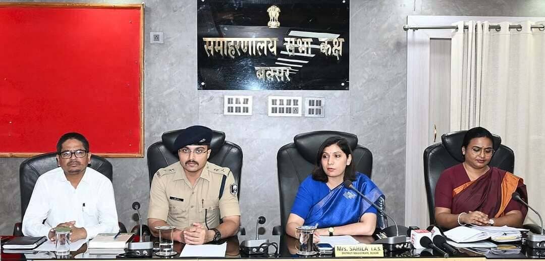 समाहरणालय बक्सर
(जिला जन संपर्क कार्यालय)
प्रेस विज्ञप्ति:- दिनांक 15 अक्टूबर 2026
दशहरा पर्व को लेकर सुरक्षा के पुख्ता इंतजाम, मिशन ज्ञानार्जन, मिशन कायाकल्प एवं प्रधानमंत्री सूर्य घर योजना की भी समीक्षा
जिला पदाधिकारी बक्सर, श्रीमती साहिला एवं पुलिस अधीक्षक बक्सर, श्री शुभम आर्य की संयुक्त अध्यक्षता में आज समाहरणालय सभाकक्ष में प्रेस कॉन्फ्रेंस आयोजित की गई। इसमें दशहरा पर्व के दौरान विधि-व्यवस्था, मिशन ज्ञानार्जन, मिशन कायाकल्प, प्रधानमंत्री सूर्य घर मुफ्त बिजली योजना एवं समरसता विकास शिविर की प्रगति की जानकारी दी गई।
दशहरा पर्व पर सुरक्षा के व्यापक इंतजाम: जिले में 346 पूजा पंडालों (बक्सर अनुमंडल में 151 एवं डुमरांव अनुमंडल में 195 प्रस्तावित) के लिए सुरक्षा व्यवस्था की जा रही है। 199 स्थलों पर स्टैटिक दंडाधिकारी एवं पुलिस पदाधिकारी, 33 स्थलों पर गश्ती दल, दोनों अनुमंडलों में एक-एक जोनल दंडाधिकारी तथा बक्सर में 5 और डुमरांव में 3 QRT गठित की गई हैं। 19 स्थानों पर बैरियर एवं पार्किंग की व्यवस्था की जाएगी। जिला नियंत्रण कक्ष का दूरभाष नंबर 06183-223333 है। पूजा पंडालों में CCTV, भीड़ नियंत्रण, अलग प्रवेश-निकास द्वार, सुरक्षित विद्युत व्यवस्था, स्वच्छता, चिकित्सा एवं एंबुलेंस की उपलब्धता सुनिश्चित करने के निर्देश दिए गए हैं। विजयादशमी का मुख्य कार्यक्रम 20 अक्टूबर को किला मैदान में तथा भरत मिलाप लीला 22 अक्टूबर को यमुना चौक में निर्धारित है।
मिशन ज्ञानार्जन: विद्यार्थियों में वैज्ञानिक सोच, कौशल विकास एवं नवाचार को बढ़ावा देने के लिए स्कूलों में कौशल मानचित्रण, शिक्षक एवं छात्र-छात्राओं के सेमिनार तथा विज्ञान प्रदर्शनियों का आयोजन किया जा रहा है। विद्यार्थियों ने एयर प्यूरीफायर, वाटर प्यूरीफायर, भूकंपरोधी मकान सहित लगभग 135 नवाचार आधारित मॉडल प्रदर्शित किए।
मिशन कायाकल्प: जिले में 1,360 योजनाओं के लक्ष्य के विरुद्ध 1,668 योजनाएं ली गई हैं। इनमें 428 को तकनीकी स्वीकृति, 422 को प्रशासनिक स्वीकृति, 98 को चयन एवं अनुमोदन, 169 पर कार्य प्रारंभ तथा 80 योजनाओं का कार्य पूर्ण हुआ है।
प्रधानमंत्री सूर्य घर मुफ्त बिजली योजना: जिले में 1,680 घरेलू उपभोक्ताओं ने आवेदन किया है। इनमें 258 परिसरों में सोलर पैनल लगाए गए तथा 169 उपभोक्ताओं को सब्सिडी का लाभ मिला है। इसके अतिरिक्त 4,129 कुटीर ज्योति उपभोक्ताओं की छतों पर निःशुल्क सोलर पैनल लगाए जा चुके हैं। नवंबर 2026 तक सभी संबंधित उपभोक्ताओं के सोलर पैनल चालू करने का लक्ष्य है। जनजागरूकता के लिए जिले के 15 पूजा पंडालों में सोलर पैनल संबंधी शिविर लगाए जाएंगे।
श्री गुरु संत रविदास समरसता विकास शिविर: जिले के सभी प्रखंडों में आयोजित शिविरों के माध्यम से 22 योजनाओं के अंतर्गत कुल 4,673 आवेदन प्राप्त हुए हैं, जिनमें 3,046 का निष्पादन किया गया है तथा 1,627 आवेदन लंबित हैं। दिनांक 15 अक्टूबर को सभी प्रखंडों में आयोजित 17 शिविरों के लिए विकास मित्रों द्वारा पूर्व में 229 आवेदन प्राप्त किए गए हैं।
जिला प्रशासन ने पर्व को शांतिपूर्ण एवं सौहार्दपूर्ण वातावरण में संपन्न कराने, विकास योजनाओं में तेजी लाने तथा जनकल्याणकारी योजनाओं का लाभ पात्र लाभुकों तक पहुंचाने के लिए संबंधित पदाधिकारियों को आवश्यक निर्देश दिए हैं।
जिला जन संपर्क कार्यालय
बक्सर।
@top fans Information & Public Relations Department, Government of Bihar CMO Bihar Samrat Choudhary Buxar Administration Buxar Police Welfare department Energy Department Bihar Education Department Buxar Education Department जिला प्रशासन बक्सर #samrat4bjp #IPRDBihar #IPRD_Bihar #BuxarNews #buxarcity #CMOBihar #bihar