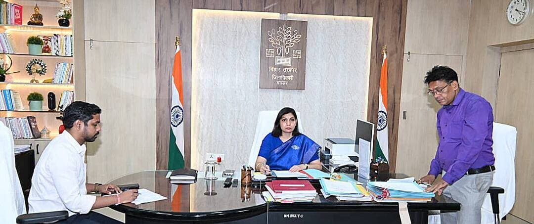समाहरणालय बक्सर
(जिला जन सम्पर्क कार्यालय)
प्रेस विज्ञप्ति संख्या:- दिनांक 15 अक्टूबर 2026
आज दिनांक 15 अक्टूबर 2026 को जिला पदाधिकारी बक्सर, श्रीमती साहिला के द्वारा लोक शिकायत की द्वितीय अपील की सुनवाई समाहरणालय परिसर स्थित कार्यालय कक्ष एवं वीडियो कॉन्फ्रेंसिंग के माध्यम से की गई।
कुल 16 मामलों में सुनवाई की गई। जिसमें 15 लोक शिकायत अधिकार निवारण एवं 01 सेवा शिकायत से संबंधित की सुनवाई की गई। 07 लोक शिकायत अधिकार निवारण से संबंधित मामलों का निष्पादन जिला पदाधिकारी द्वारा किया गया।
सुनवाई में स्थापना उप समाहर्ता बक्सर, जिला शिक्षा पदाधिकारी बक्सर, अपर जिला पंचायती राज पदाधिकारी बक्सर, जिला कार्यक्रम पदाधिकारी स्थापना बक्सर, कार्यपालक अभियंता बाढ़ नियंत्रण प्रमंडल बक्सर एवं वीडियो कॉन्फ्रेंसिंग के माध्यम से प्रखंड विकास पदाधिकारी सिमरी, अंचलाधिकारी बक्सर, राजपुर, डुमरांव, चौगाई एवं केसठ उपस्थित थे।
जिला जन सम्पर्क कार्यालय
बक्सर।
@top fans Information & Public Relations Department, Government of Bihar CMO Bihar Samrat Choudhary Buxar Administration Buxar Police जिला प्रशासन बक्सर #IPRDBihar #IPRD_Bihar #buxarcity #CMOBihar #bihar #BuxarNews #samrat4bjp