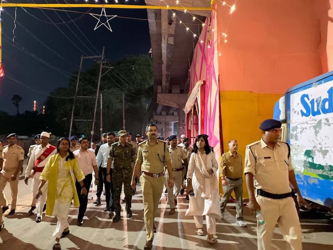 प्रेस विज्ञप्ति
नालंदा।
दिनांक: 15 अक्टूबर 2026
जिला जनसंपर्क कार्यालय, नालंदा।
.....….......................................
दुर्गा पूजा 2026 के मद्देनजर बिहारशरीफ में जिलाधिकारी एवं पुलिस अधीक्षक के संयुक्त नेतृत्व में निकाला गया फ्लैग मार्च
आज दिनांक 15 अक्टूबर 2026 को श्रीमती उदिता सिंह, जिलाधिकारी, नालंदा एवं श्री हृदयकांत, पुलिस अधीक्षक, नालंदा के संयुक्त नेतृत्व में दुर्गा पूजा 2026 के अवसर पर विधि-व्यवस्था संधारण, शांति एवं सौहार्दपूर्ण वातावरण बनाए रखने तथा आमजन में सुरक्षा का भाव सुदृढ़ करने के उद्देश्य से बिहारशरीफ शहरी क्षेत्र में फ्लैग मार्च निकाला गया।
इस दौरान आम नागरिकों से दुर्गा पूजा का त्योहार आपसी भाईचारे, शांति एवं सौहार्द के साथ मनाने की अपील की गई। साथ ही, प्रशासन एवं पुलिस द्वारा विधि-व्यवस्था बनाए रखने के लिए की गई तैयारियों के प्रति लोगों को आश्वस्त किया गया। जिला प्रशासन एवं पुलिस प्रशासन पर्व के दौरान शांति, सुरक्षा एवं कानून-व्यवस्था बनाए रखने के लिए पूरी तरह प्रतिबद्ध है।
Samrat Choudhary
CMO Bihar
Information & Public Relations Department, Government of Bihar
नालन्दा पुलिस