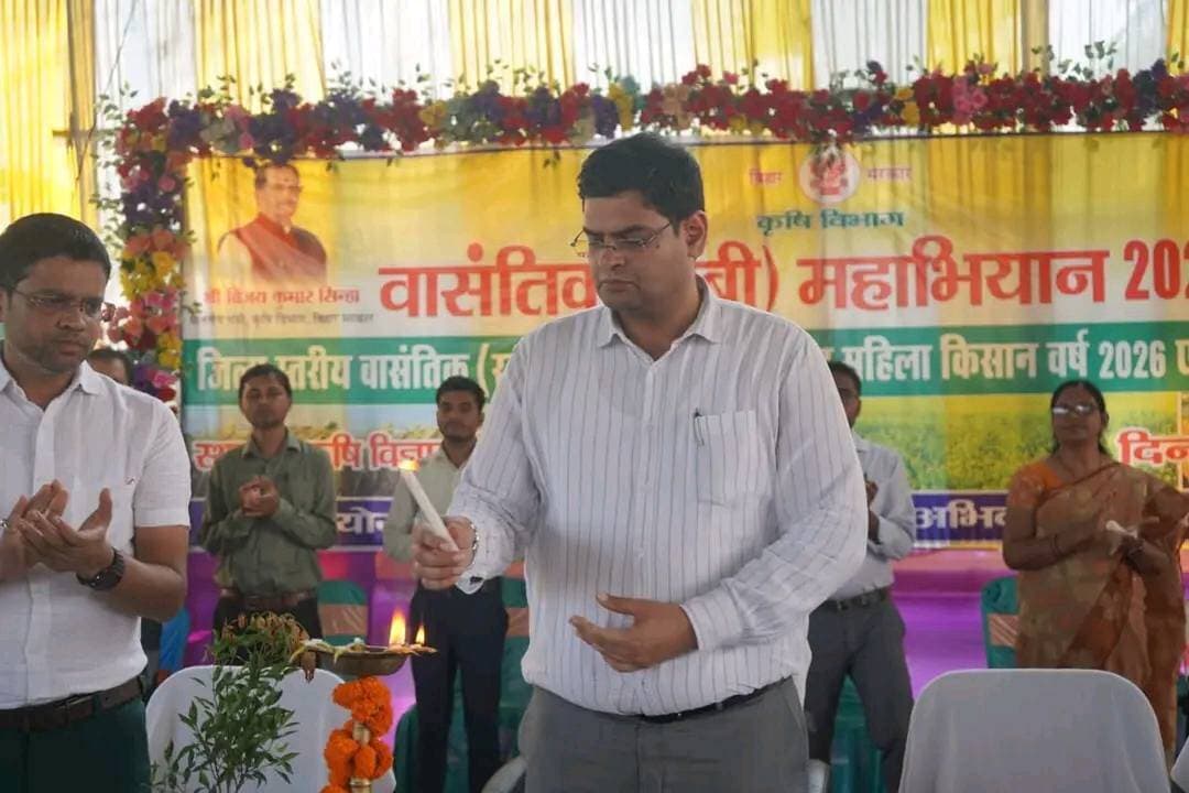 अररिया में वासंतिक (रबी) महाअभियान सह महिला किसान दिवस का आयोजन, जिलाधिकारी ने किसानों को आधुनिक एवं जलवायु अनुकूल खेती अपनाने तथा पशुपालन से जुड़ने के लिए किया प्रेरित
आत्मा, अररिया के तत्वावधान में वासंतिक (रबी) महाअभियान कार्यक्रम सह महिला किसान दिवस का आयोजन कृषि विज्ञान केंद्र, अररिया परिसर में जिला पदाधिकारी अररिया श्री विनोद दूहन की अध्यक्षता में किया गया। कार्यक्रम का शुभारंभ जिला पदाधिकारी एवं अन्य उपस्थित पदाधिकारियों द्वारा दीप प्रज्ज्वलित कर किया गया।
कार्यक्रम को संबोधित करते हुए जिला पदाधिकारी ने किसानों को पारंपरिक फसलों के साथ-साथ कृषि की विविध विधाओं को अपनाने के लिए प्रेरित किया। उन्होंने गेहूँ एवं मक्का के अतिरिक्त दलहनी फसलों, विशेषकर राजमा एवं मसूर तथा तेलहनी फसल सरसों की खेती को बढ़ावा देने पर जोर दिया। उन्होंने कहा कि फसल विविधीकरण से किसानों की आय बढ़ाने तथा कृषि को अधिक लाभकारी बनाने में मदद मिल सकती है।
जिला पदाधिकारी ने जलवायु अनुकूल खेती को समय की आवश्यकता बताते हुए किसानों को उद्यानिक फसलों, जैसे स्ट्रॉबेरी, ड्रैगन फ्रूट एवं शिमला मिर्च की खेती के लिए प्रोत्साहित किया। उन्होंने प्राकृतिक खेती को अपनाने तथा कृषि में उपलब्ध संसाधनों का उचित उपयोग करने पर भी बल दिया। उन्होंने किसानों से कृषि के साथ पशुपालन एवं मत्स्य पालन जुड़ने तथा पशुओं का बीमा कराने, कृषि उत्पादों के मूल्य संवर्धन एवं विपणन की दिशा में आगे आने की अपील की।
इस अवसर पर जिला कृषि पदाधिकारी ने कृषि विभाग द्वारा संचालित विभिन्न योजनाओं की जानकारी दी। वहीं, कृषि विज्ञान केंद्र के वैज्ञानिकों ने रबी फसलों की उन्नत उत्पादन तकनीक, कीट एवं व्याधि प्रबंधन तथा बेहतर उत्पादन के लिए अपनाई जाने वाली वैज्ञानिक विधियों के संबंध में किसानों को जानकारी प्रदान की।
कार्यक्रम में उप निदेशक, कृषि अभियंत्रण, उप परियोजना निदेशक, आत्मा, सभी सहायक निदेशक, सभी अनुमंडल कृषि पदाधिकारी, सभी प्रखंड कृषि पदाधिकारी, कृषि समन्वयक, प्रखंड तकनीकी प्रबंधक, सहायक तकनीकी प्रबंधक एवं किसान सलाहकार सहित अन्य संबंधित पदाधिकारी एवं कर्मी उपस्थित रहे।