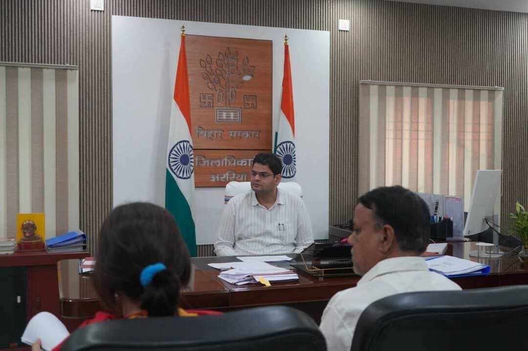 अररिया जिला स्तरीय लोकल लेवल कमिटी की बैठक, मानसिक दिव्यांगजन को कानूनी संरक्षता प्रदान करने का निर्देश
अररिया जिला पदाधिकारी विनोद दूहन की अध्यक्षता में जिला स्तरीय लोकल लेवल कमिटी की बैठक आयोजित की गई। बैठक में मानसिक दिव्यांगजन को कानूनी संरक्षता प्रदान करने से संबंधित मामले पर विचार-विमर्श किया गया।
बैठक के दौरान सहायक निदेशक, जिला दिव्यांगजन कोषांग, अररिया द्वारा जानकारी दी गई कि कानूनी संरक्षता प्रदान करने के संबंध में एक आवेदन प्राप्त हुआ है। इस पर जिला पदाधिकारी ने संबंधित आवेदन की समुचित जांच करने तथा नियमानुसार अग्रेतर कार्रवाई सुनिश्चित करने का निर्देश दिया।
बैठक का उद्देश्य मानसिक दिव्यांगजन के हितों की रक्षा, उनके अधिकारों का संरक्षण तथा आवश्यक कानूनी सहायता उपलब्ध कराने की प्रक्रिया को नियमानुसार आगे बढ़ाना है। बैठक में उप विकास आयुक्त अररिया उपस्थित थी।