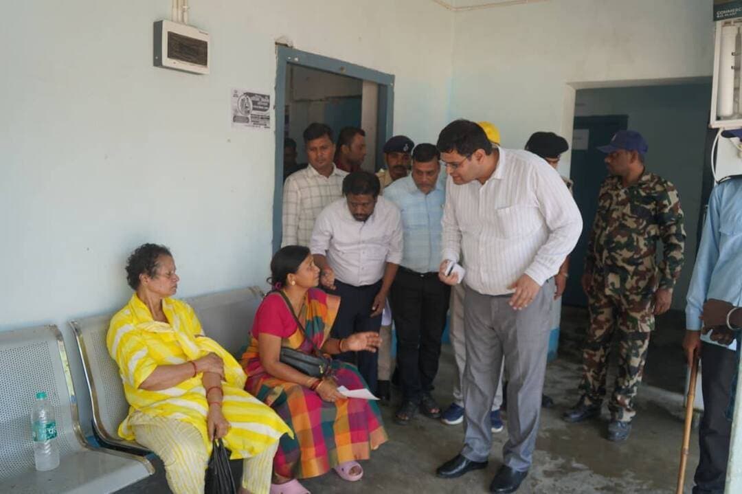 अररिया जिलाधिकारी ने अनुमंडल अस्पताल फारबिसगंज का किया निरीक्षण, साफ-सफाई में लापरवाही पर एजेंसी पर कार्रवाई
अररिया जिला पदाधिकारी विनोद दूहन द्वारा अनुमंडल अस्पताल, फारबिसगंज का निरीक्षण किया गया। निरीक्षण के क्रम में अस्पताल के विभिन्न स्वास्थ्य सेवाओं का जायजा लिया। इस दौरान आपातकालीन विभाग, ओपीडी, दवा वितरण काउंटर, रजिस्ट्रेशन काउंटर, डेंटल ओपीडी, आई ओपीडी, महिला ओपीडी, टीकाकरण केंद्र, प्रसव कक्ष एवं MNCU (Maternal and Newborn Care Unit) सहित अन्य संबंधित क्षेत्रों का निरीक्षण किया गया।
निरीक्षण के क्रम में अस्पताल परिसर में साफ-सफाई की स्थिति संतोषजनक नहीं पाई गई। इस पर जिला पदाधिकारी ने असंतोष व्यक्त करते हुए साफ-सफाई का कार्य कर रही एजेंसी को कार्यमुक्त करने एवं वैकल्पिक व्यवस्था के माध्यम से साफ-सफाई सुनिश्चित करने का निर्देश दिया। साथ ही, अस्पताल में साफ-सफाई की व्यवस्था संतोषजनक नहीं रहने के कारण अस्पताल प्रबंधक के वेतन पर रोक लगाने का भी निर्देश दिया गया। उन्होंने अस्पताल परिसर में स्वच्छता व्यवस्था को बेहतर बनाने तथा नियमित रूप से इसकी निगरानी सुनिश्चित करने का निर्देश दिया।
जिलाधिकारी ने कायाकल्प कार्यक्रम के तहत अस्पताल की व्यवस्थाओं को और अधिक सुदृढ़ करने का निर्देश दिया। उन्होंने अस्पताल में स्वच्छता, मरीजों को उपलब्ध कराई जाने वाली सुविधाओं तथा स्वास्थ्य सेवाओं की गुणवत्ता में सुधार लाने के निर्देश दिया। साथ ही, अस्पताल प्रबंधन को निर्देशित किया गया कि सभी विभागों में साफ-सफाई एवं सुव्यवस्था बनाए रखें तथा मरीजों को बेहतर, सुलभ एवं गुणवत्तापूर्ण स्वास्थ्य सेवाएं उपलब्ध कराना सुनिश्चित करें।
जिलाधिकारी ने स्पष्ट किया कि सरकारी स्वास्थ्य संस्थानों में आने वाले मरीजों को बेहतर चिकित्सा सुविधाएं उपलब्ध कराना तथा अस्पताल परिसर में स्वच्छ एवं व्यवस्थित वातावरण बनाए रखना संबंधित अधिकारियों एवं कर्मियों की जिम्मेदारी है। इसमें किसी भी प्रकार की लापरवाही पाए जाने पर आवश्यक कार्रवाई की जाएगी।