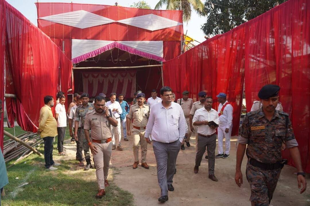 अररिया जिलाधिकारी एवं पुलिस अधीक्षक ने फारबिसगंज और जोगबनी के पूजा पंडालों का किया संयुक्त निरीक्षण, विधि-व्यवस्था एवं सुरक्षा को लेकर दिए आवश्यक निर्देश
आगामी पर्व के मद्देनजर विधि-व्यवस्था एवं सुरक्षा व्यवस्था को सुदृढ़ बनाए रखने के उद्देश्य से जिलाधिकारी अररिया विनोद दूहन एवं पुलिस अधीक्षक अररिया जितेंद्र कुमार द्वारा फारबिसगंज नगर परिषद एवं जोगबनी नगर परिषद क्षेत्र अंतर्गत विभिन्न पूजा पंडालों का संयुक्त निरीक्षण किया गया।
निरीक्षण के दौरान पूजा पंडालों में श्रद्धालुओं की सुरक्षा, भीड़ प्रबंधन, यातायात व्यवस्था, अग्नि सुरक्षा तथा आपातकालीन परिस्थितियों से निपटने के लिए की गई तैयारियों का जायजा लिया गया। इस क्रम में संबंधित पदाधिकारियों एवं पूजा समिति के सदस्यों को आवश्यक दिशा-निर्देश दिए गए।
जिलाधिकारी ने पूजा समितियों को निर्देश दिया कि सभी पूजा पंडालों में निर्धारित सुरक्षा मानकों का पालन सुनिश्चित किया जाए तथा श्रद्धालुओं की सुरक्षा के लिए पर्याप्त व्यवस्था रखी जाए। पंडालों में प्रवेश एवं निकास की समुचित व्यवस्था करने के साथ-साथ पुरुष एवं महिला श्रद्धालुओं के लिए अलग-अलग व्यवस्था सुनिश्चित करने का निर्देश दिया गया, ताकि भीड़ का सुचारू प्रबंधन हो सके।
पुलिस अधीक्षक ने विधि-व्यवस्था बनाए रखने, संवेदनशील स्थलों पर विशेष सतर्कता बरतने तथा यातायात व्यवस्था को सुचारू रखने के लिए पुलिस पदाधिकारियों को आवश्यक निर्देश दिए। उन्होंने पर्व के दौरान शांति एवं सौहार्दपूर्ण वातावरण बनाए रखने और किसी भी आपात स्थिति से निपटने के लिए सतर्क रहने पर जोर दिया।
संयुक्त निरीक्षण के दौरान फारबिसगंज नगर परिषद क्षेत्र के काली मंदिर, पटेल चौक, बड़ा शिवालय एवं सुल्तान पोखर तथा जोगबनी नगर परिषद क्षेत्र के नेताजी चौक एवं रेलवे कॉलोनी स्थित पूजा पंडालों का निरीक्षण किया गया। मौके पर अनुमंडल पदाधिकारी, फारबिसगंज, नगर कार्यपालक पदाधिकारी, फारबिसगंज, प्रखंड विकास पदाधिकारी, फारबिसगंज, थानाध्यक्ष, जोगबनी सहित अन्य संबंधित पदाधिकारी उपस्थित रहे।
जिला प्रशासन द्वारा पर्व के दौरान श्रद्धालुओं की सुरक्षा, विधि-व्यवस्था एवं यातायात प्रबंधन को लेकर आवश्यक तैयारियां सुनिश्चित की जा रही हैं। प्रशासन ने सभी पूजा समितियों एवं आम नागरिकों से सहयोग की अपील की है, ताकि पर्व शांतिपूर्ण, सुरक्षित एवं सौहार्दपूर्ण वातावरण में संपन्न हो सके।
